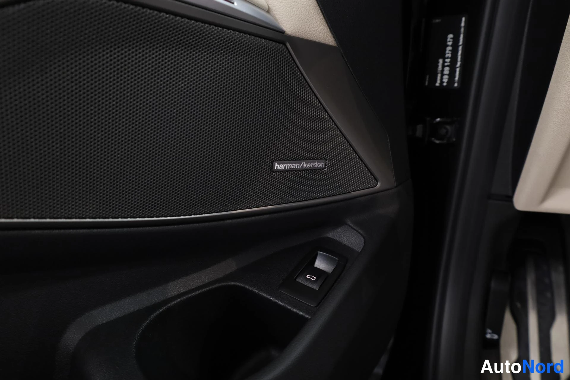 Musta BMW M340i xDrive 2023, yksityiskohta, kuva 28