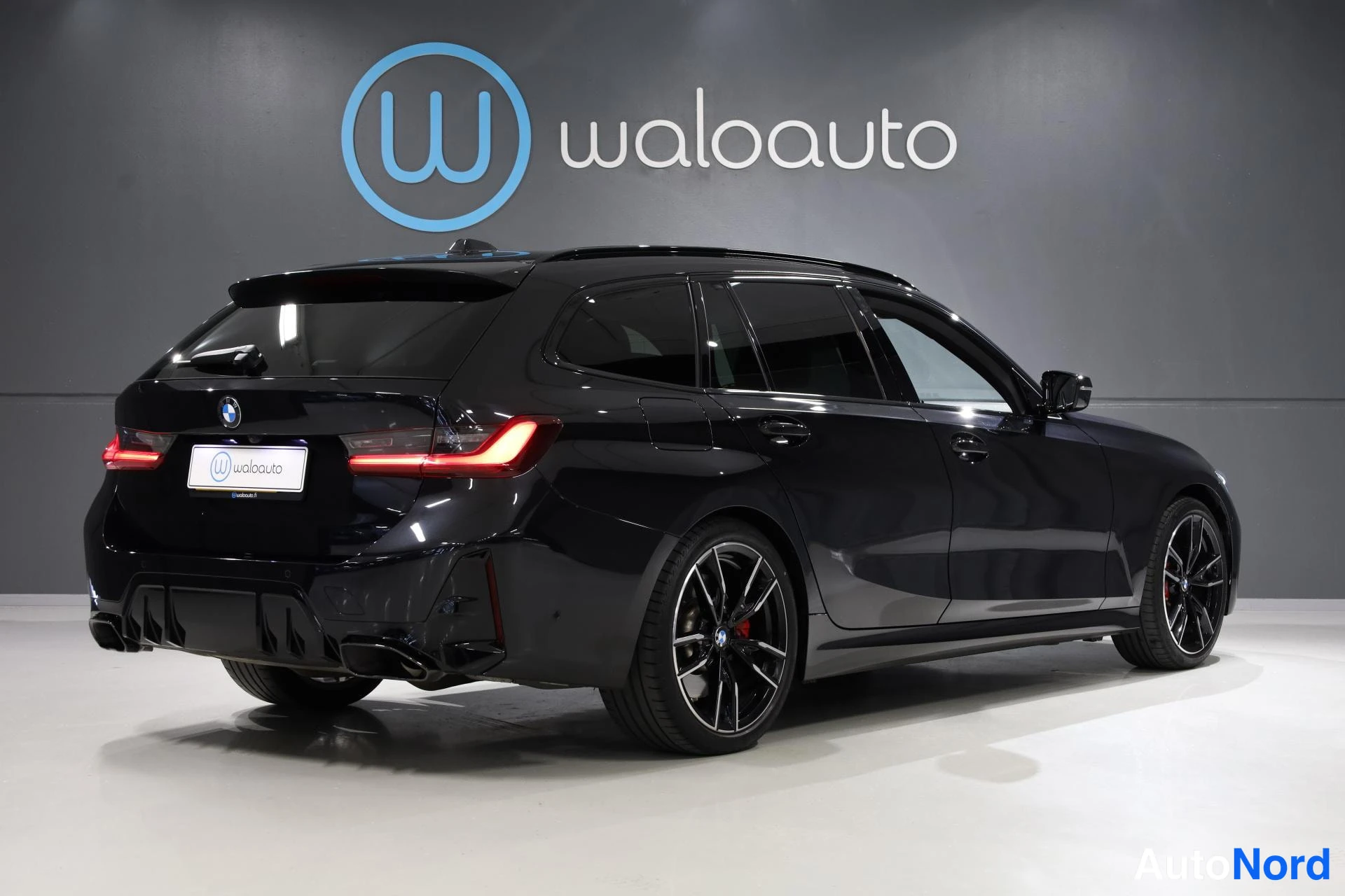 Musta BMW M340i xDrive 2023, takaviisto, kuva 5