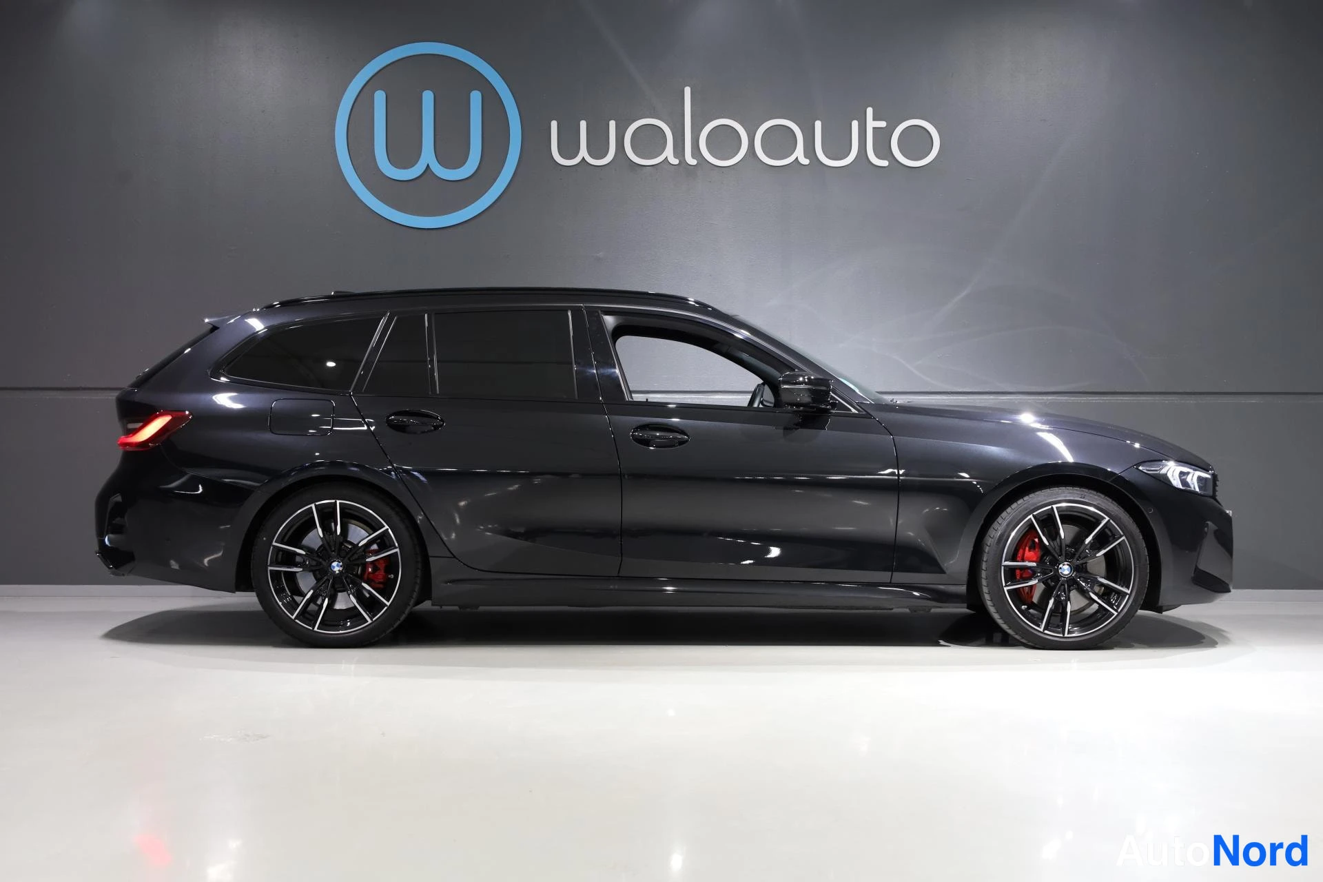 Musta BMW M340i xDrive 2023, takaviisto, kuva 6