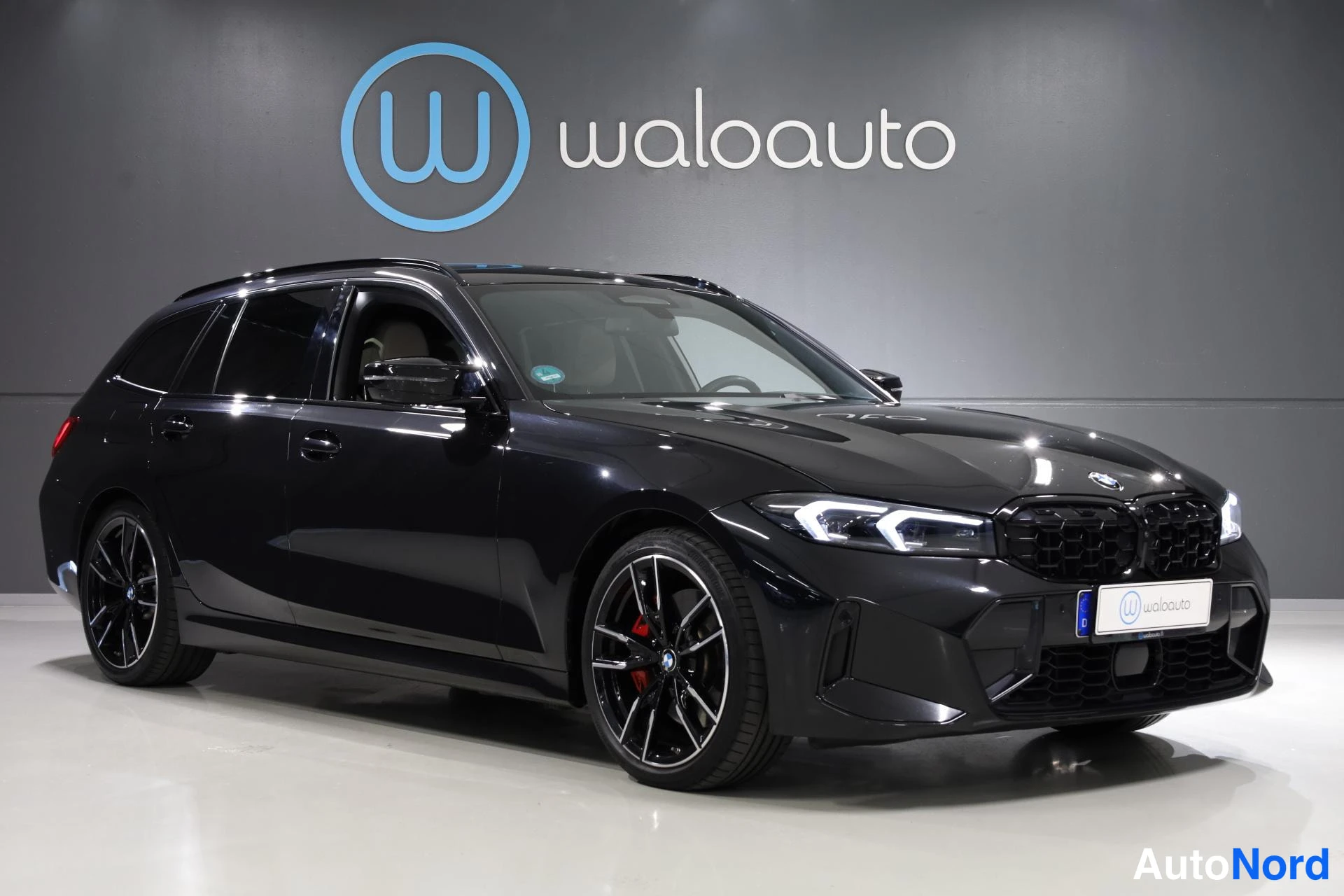Musta BMW M340i xDrive 2023, etuviisto, keula oikealle, kuva 3