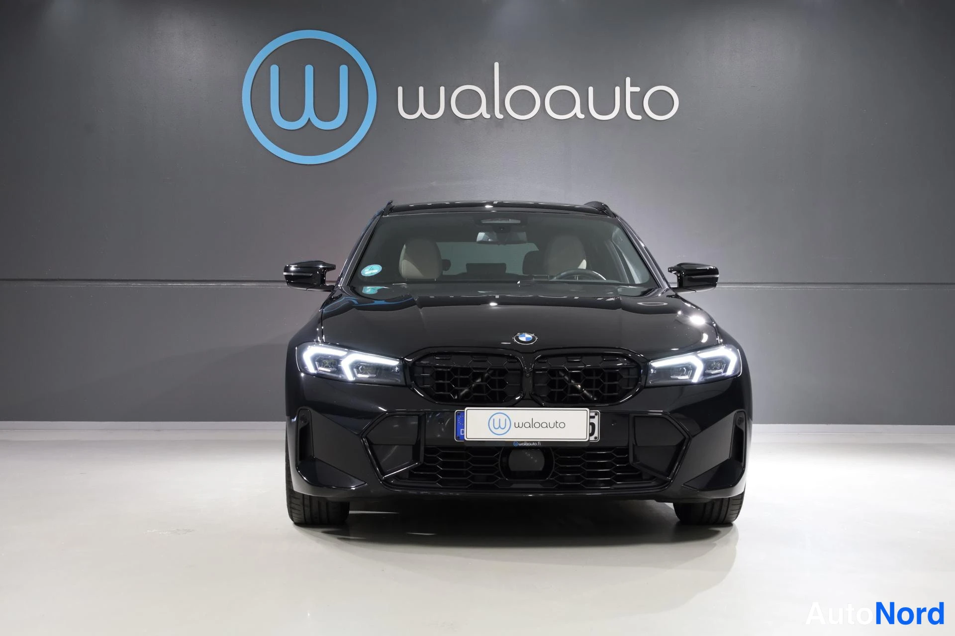 Musta BMW M340i xDrive 2023, edestä, kuva 4