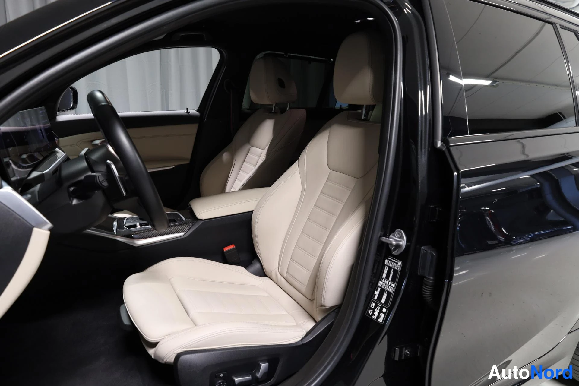 Musta BMW M340i xDrive 2023, etuistuimet, kuva 14