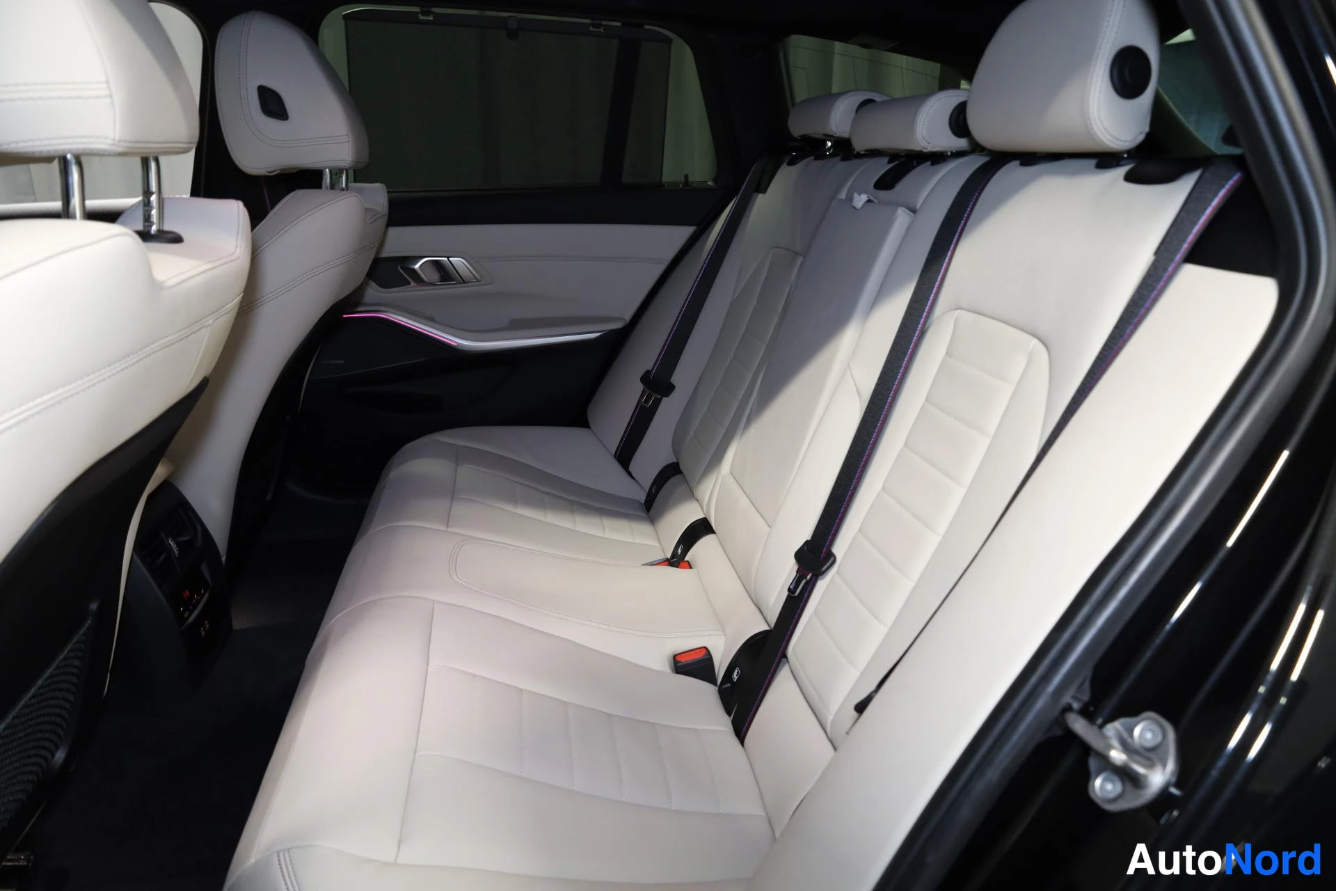 Musta BMW M340i xDrive 2023, takaistuimet, kuva 15