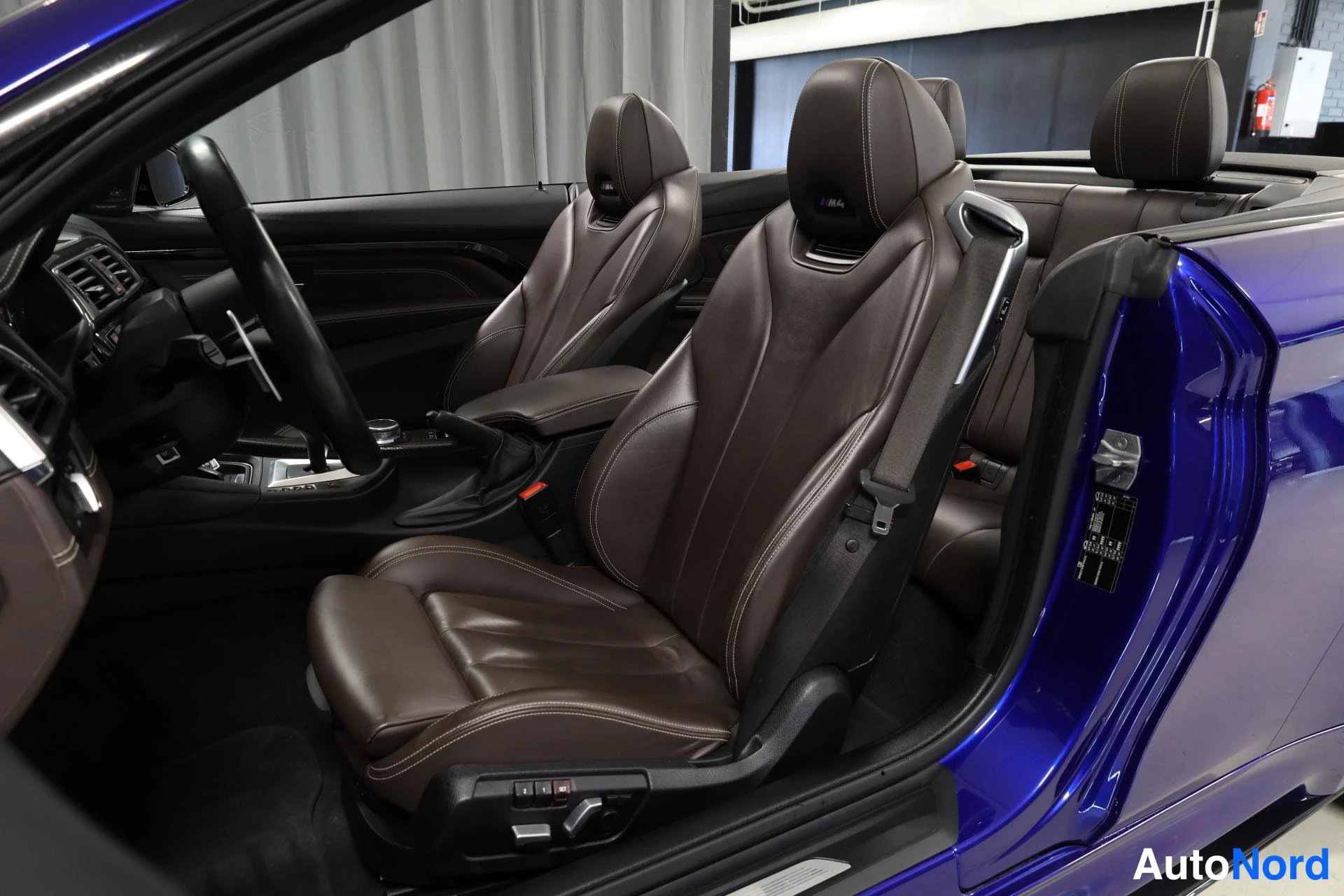 Sininen BMW M4 2017, etuistuimet, kuva 18