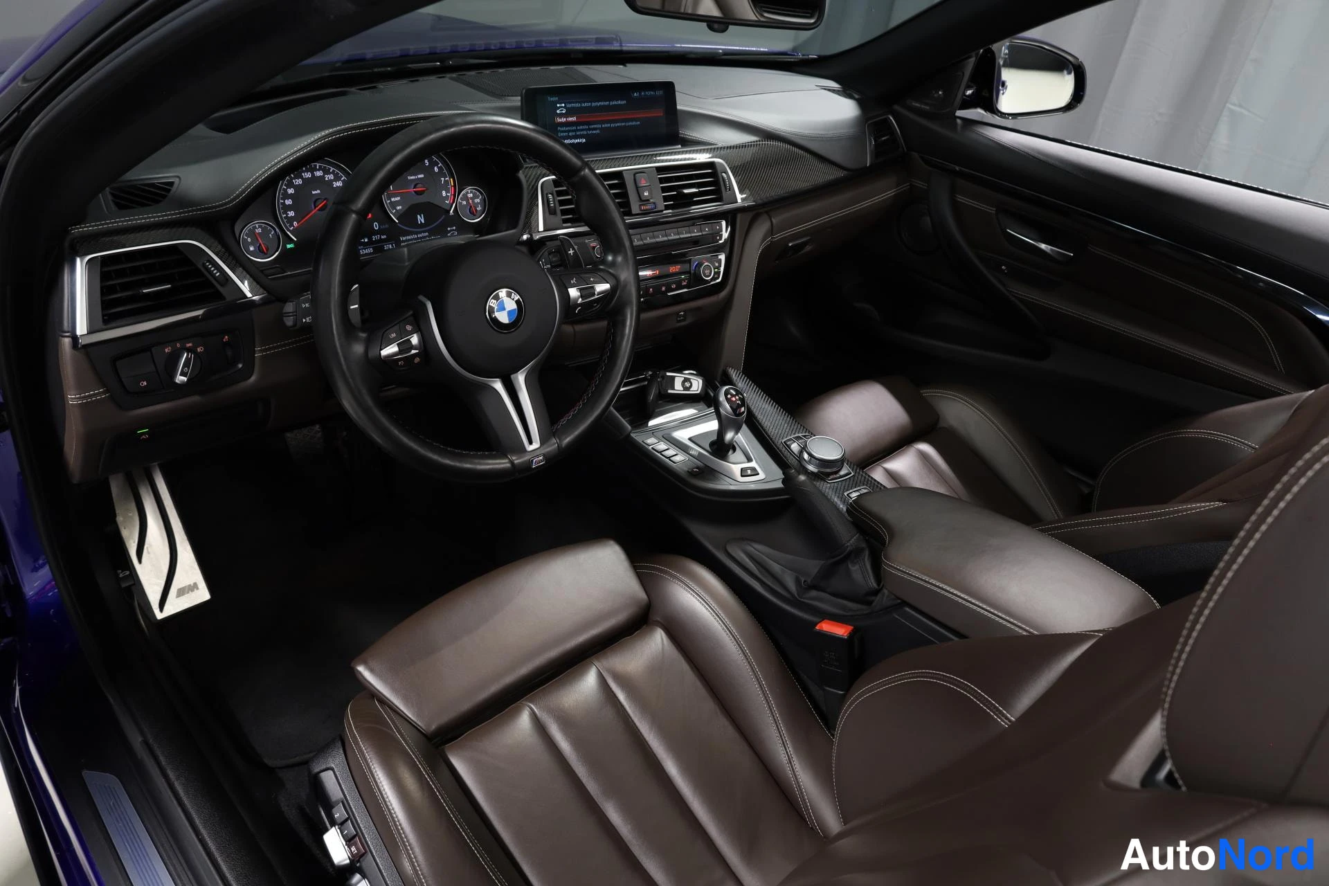 Sininen BMW M4 2017, ohjaamo, kuva 14