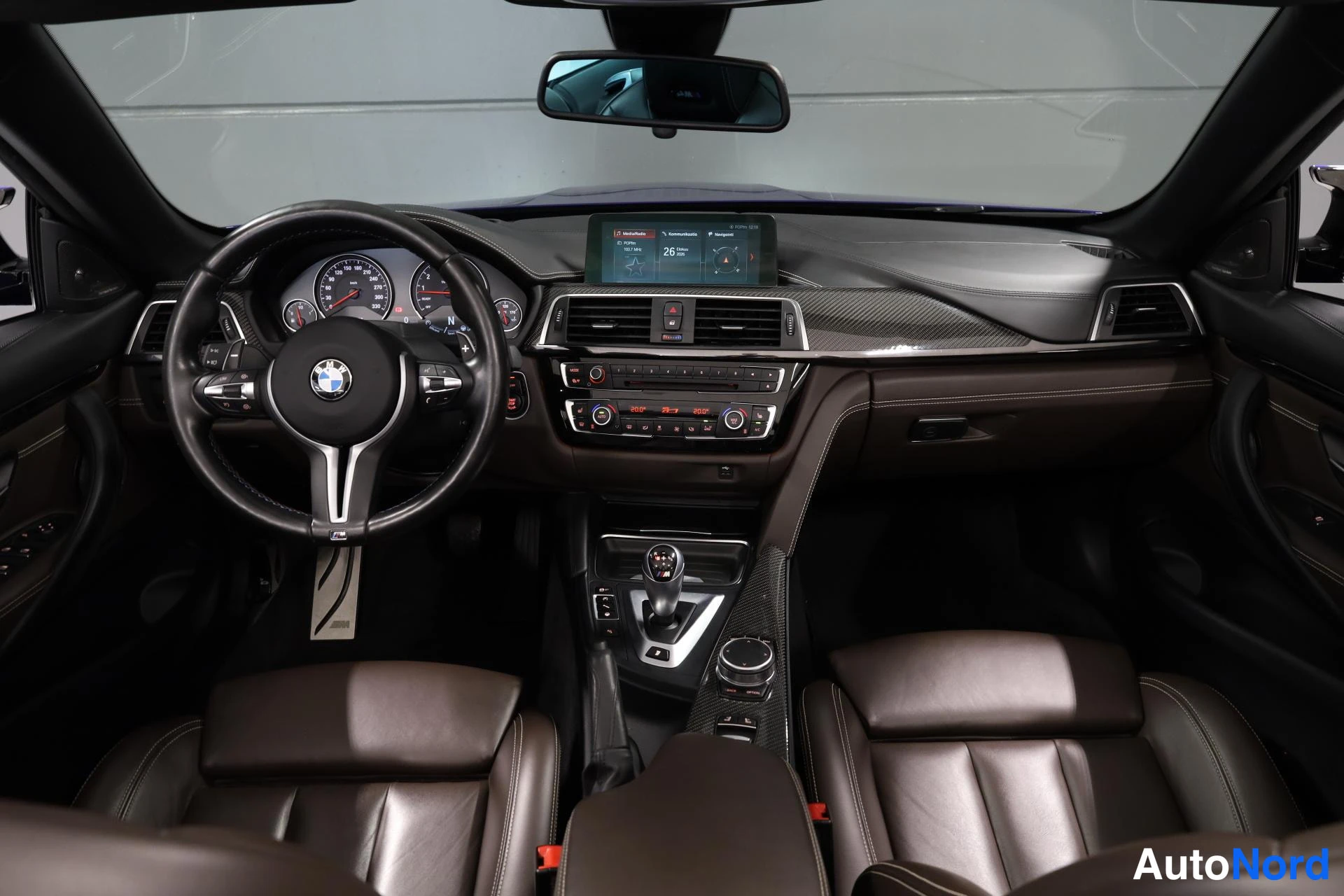 Sininen BMW M4 2017, ohjaamo, kuva 15