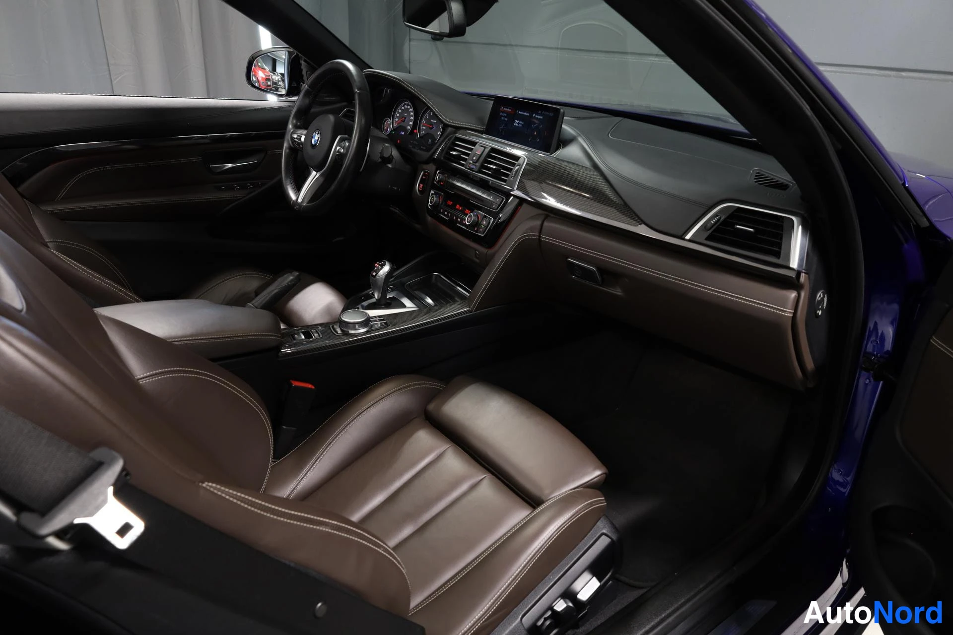 Sininen BMW M4 2017, ohjaamo, kuva 16