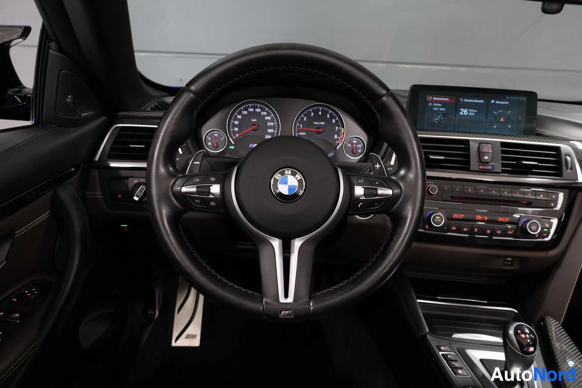 Sininen BMW M4 2017, ohjaamo, kuva 17