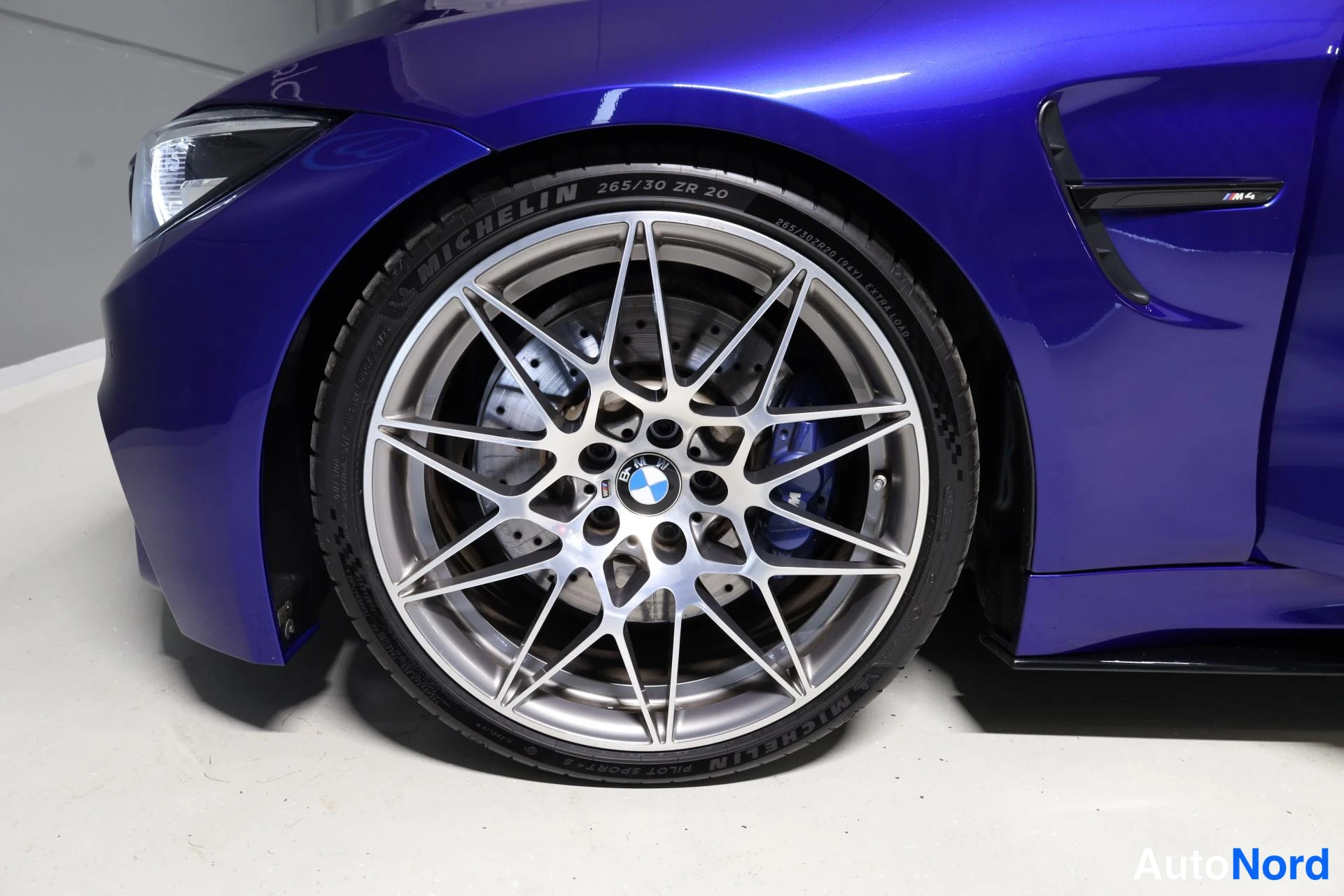 Sininen BMW M4 2017, yksityiskohta, kuva 37