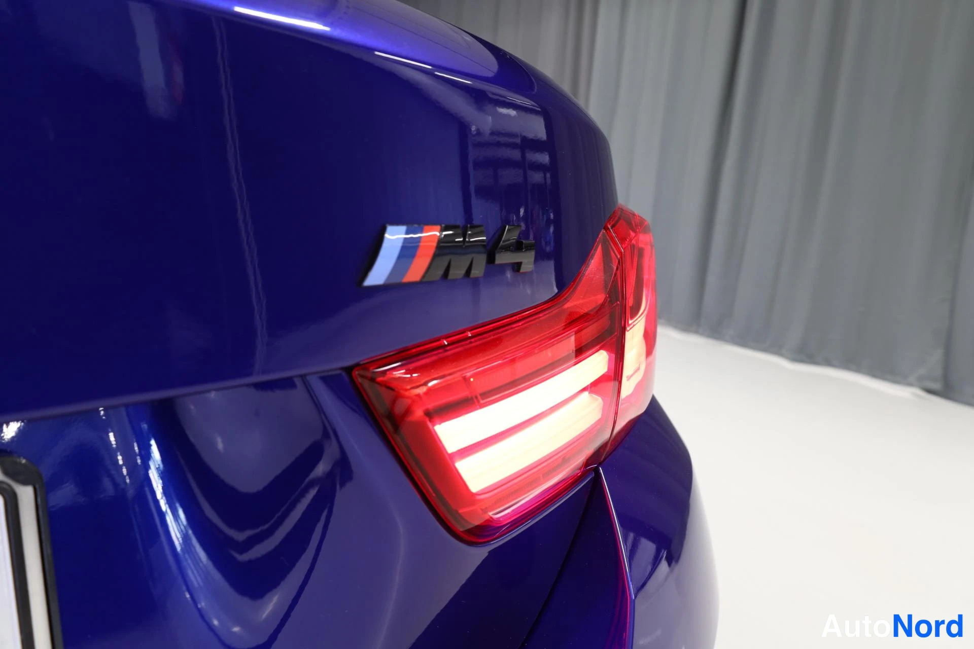 Sininen BMW M4 2017, yksityiskohta, kuva 22