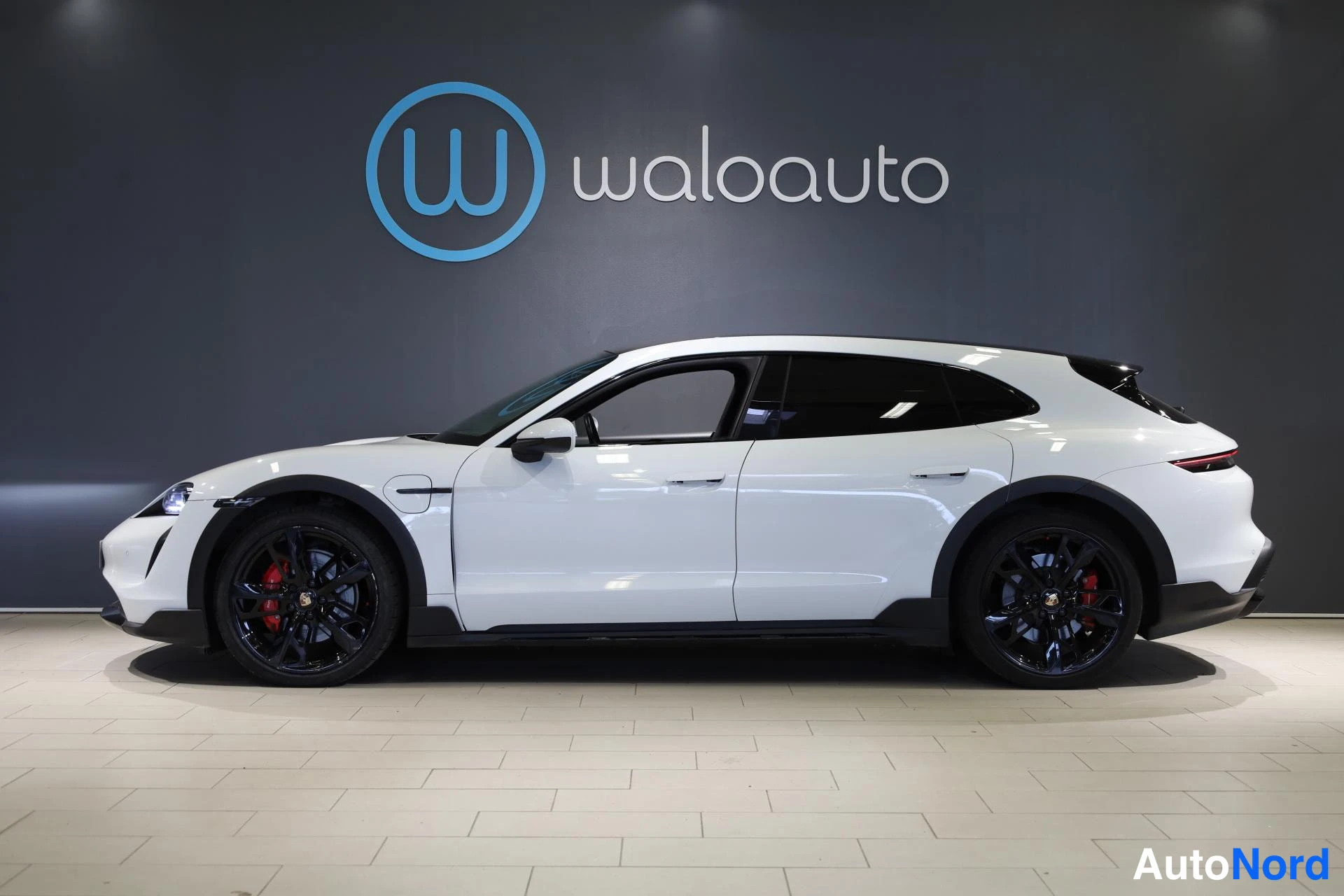 Valkoinen Porsche Taycan 2022, sivulta, kuva 5