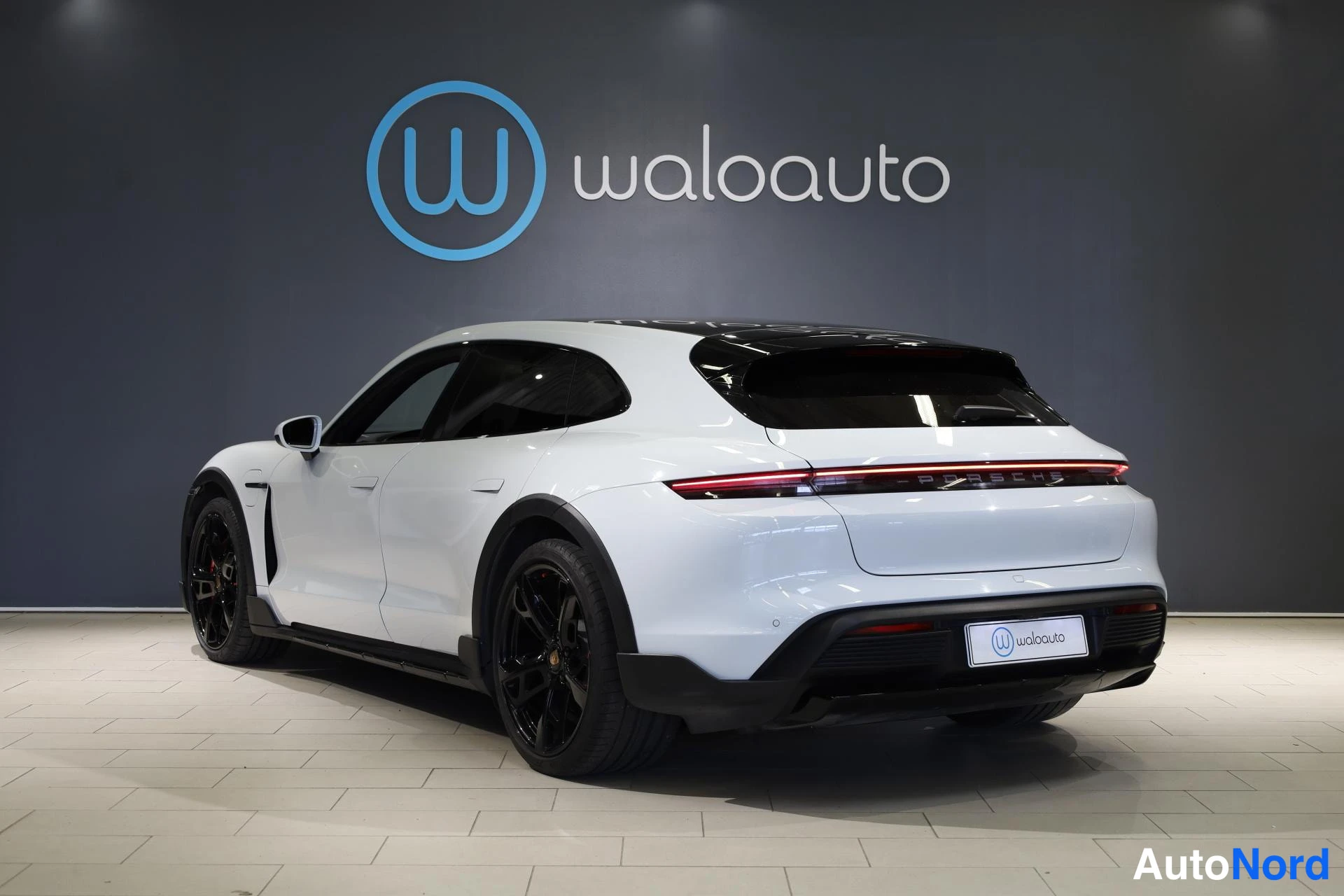 Valkoinen Porsche Taycan 2022, takaviisto, kuva 6