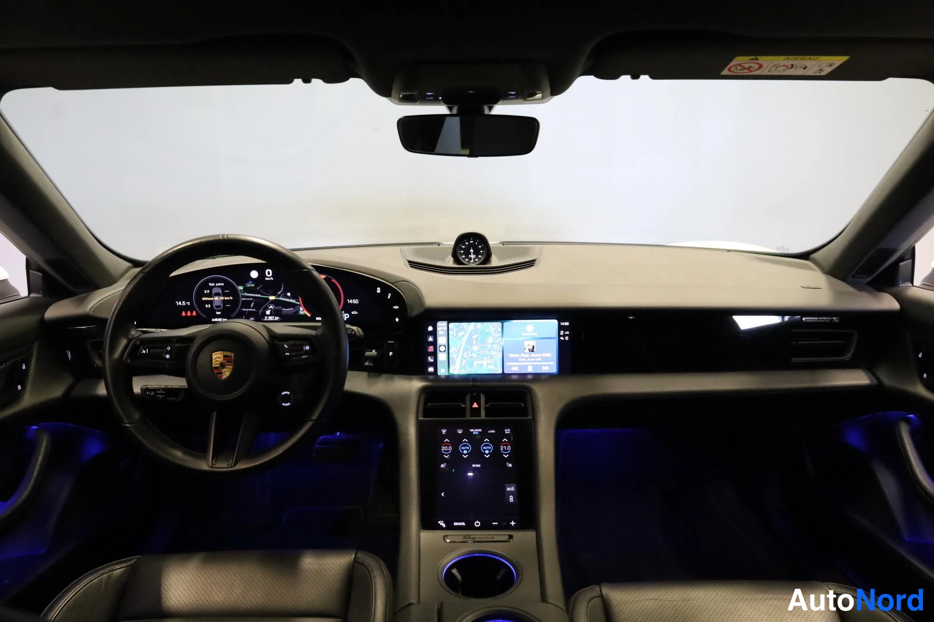 Valkoinen Porsche Taycan 2022, ohjaamo, kuva 9