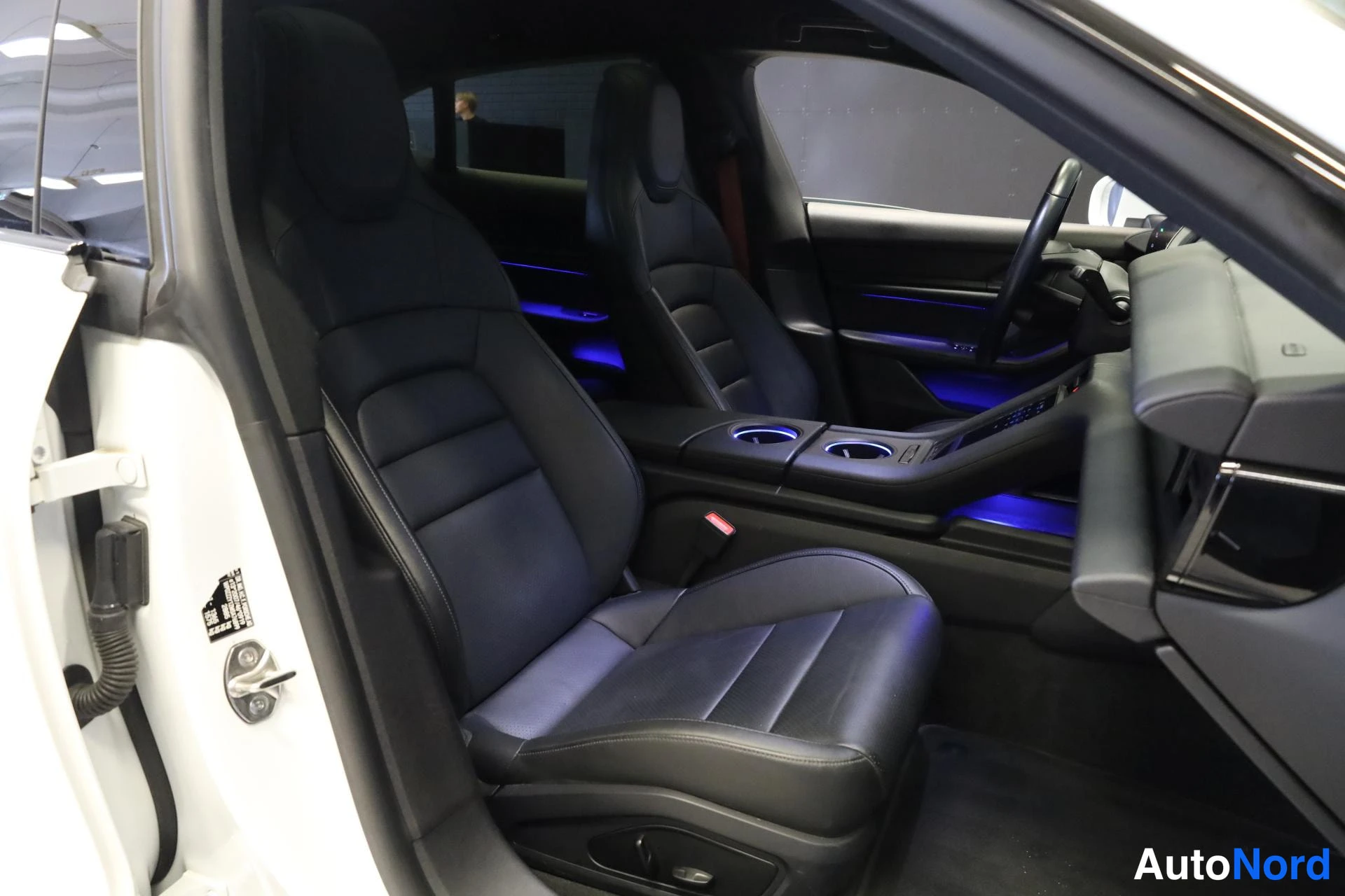 Valkoinen Porsche Taycan 2022, etuistuimet, kuva 12