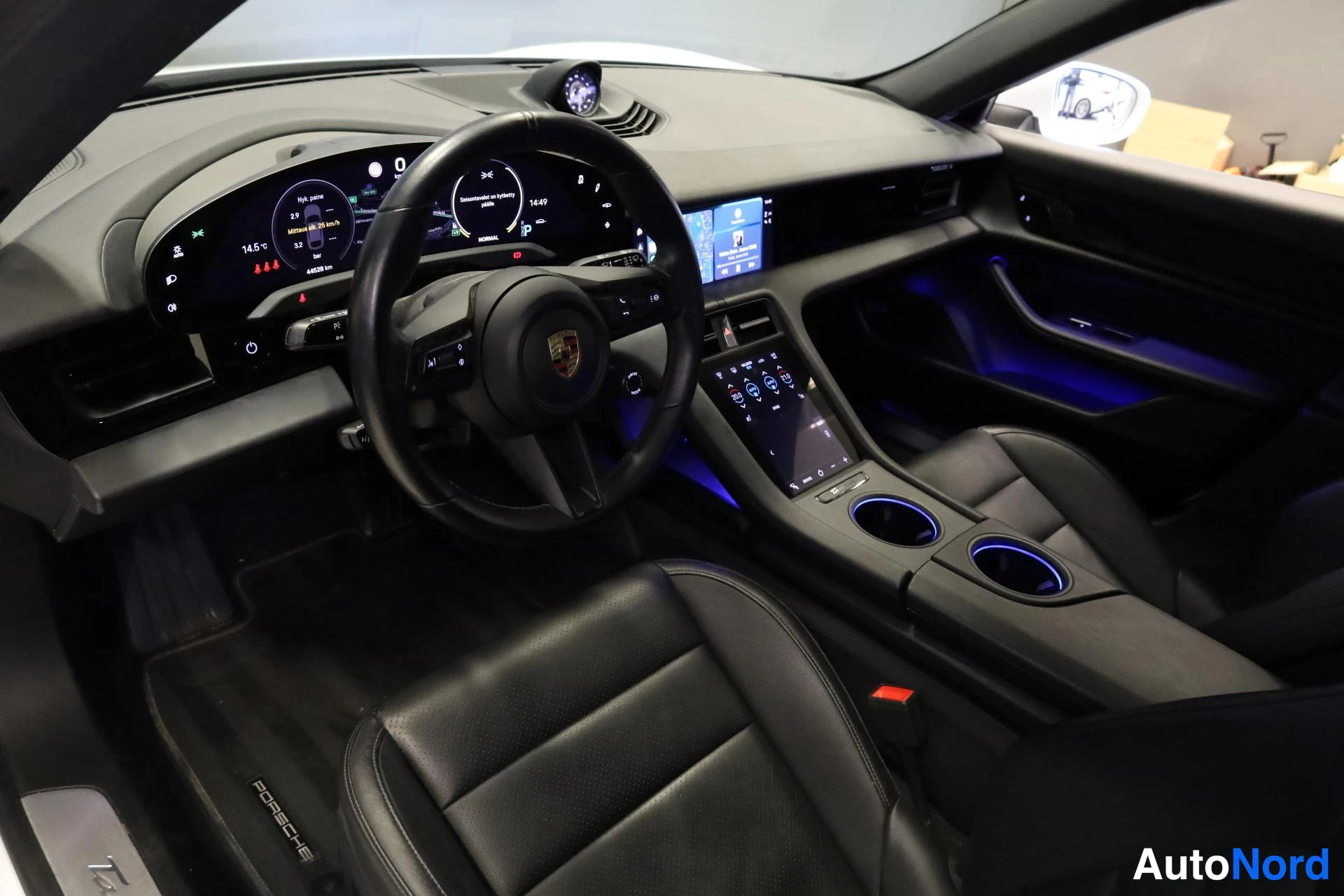Valkoinen Porsche Taycan 2022, ohjaamo, kuva 10