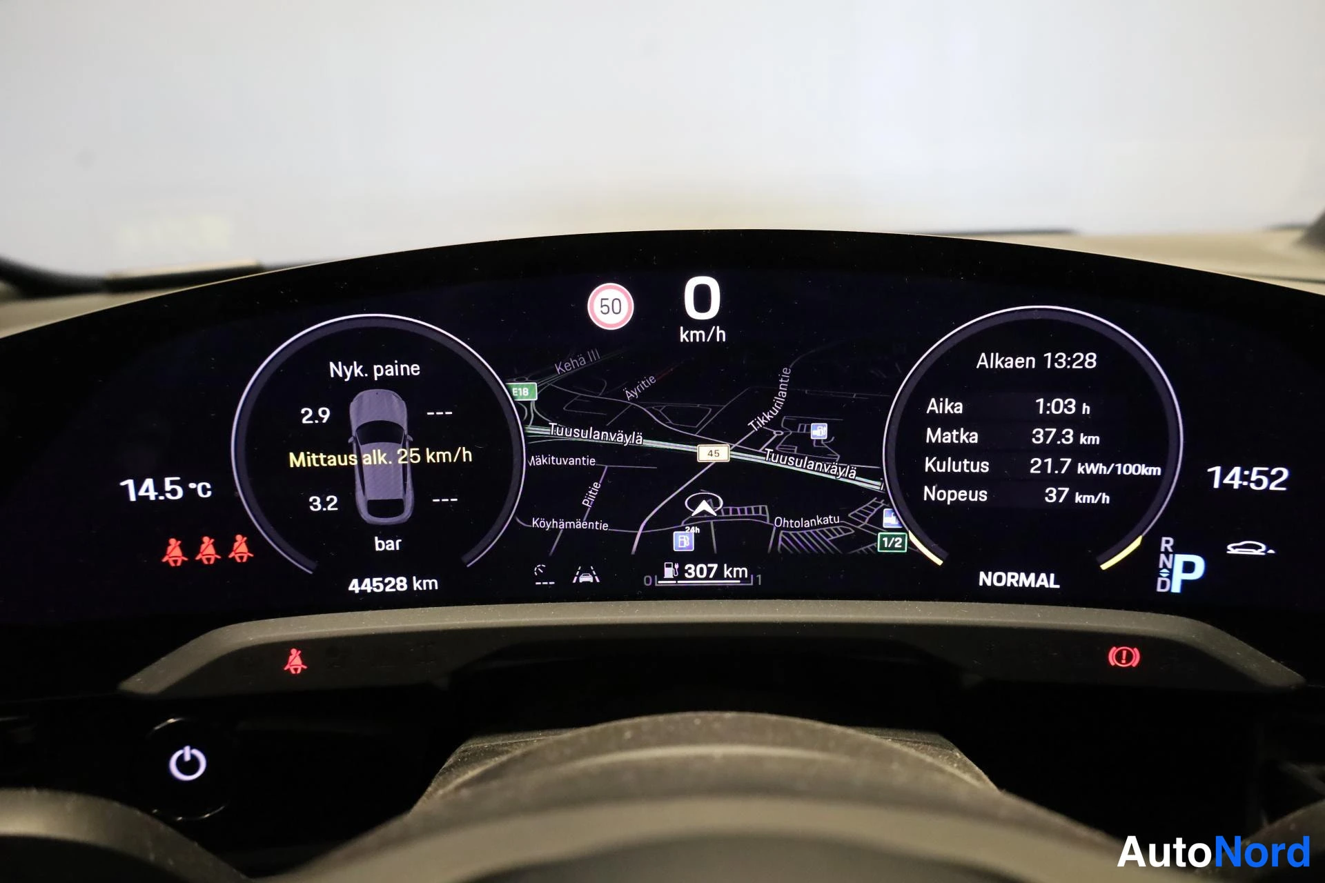 Valkoinen Porsche Taycan 2022, yksityiskohta, kuva 16
