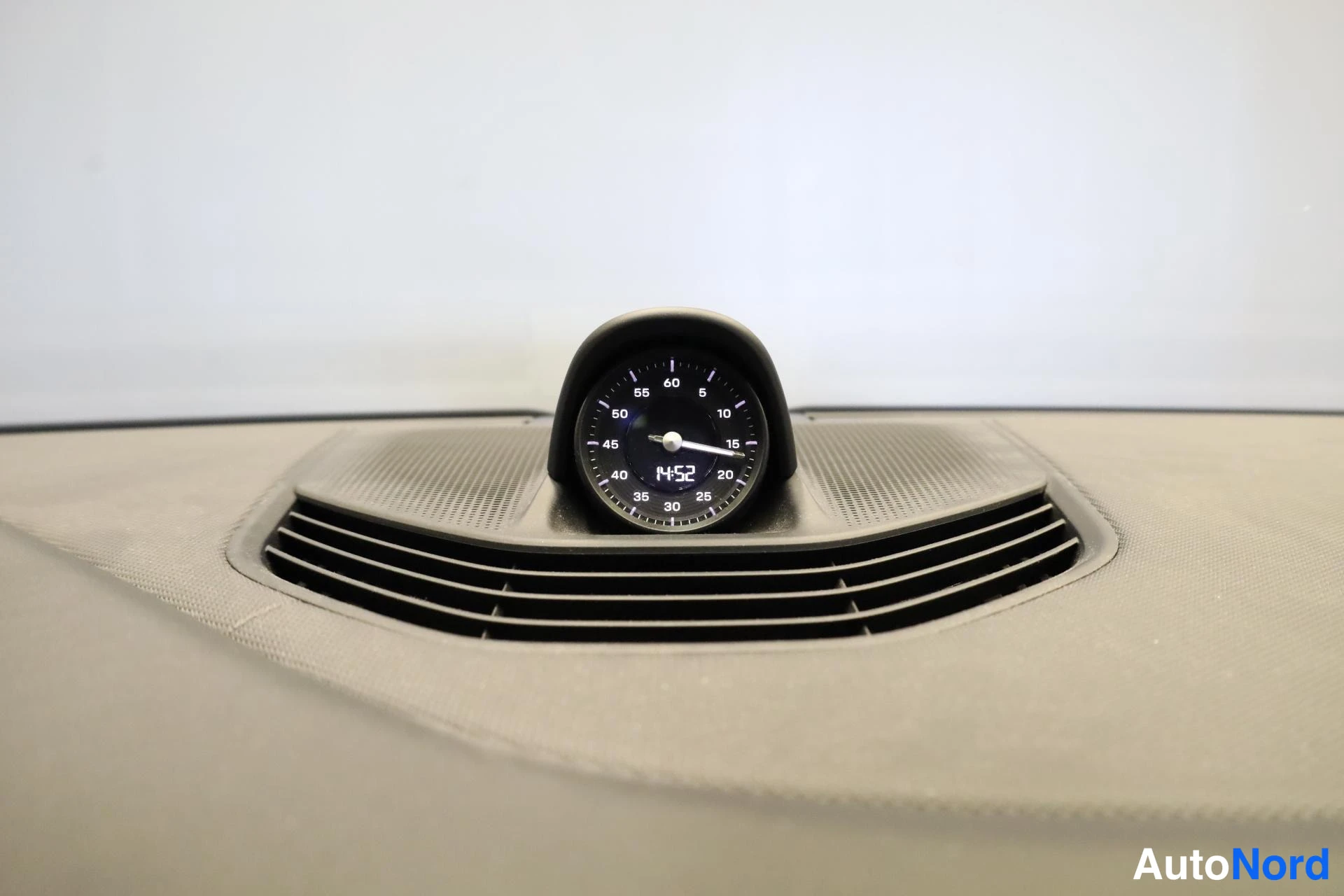 Valkoinen Porsche Taycan 2022, yksityiskohta, kuva 17
