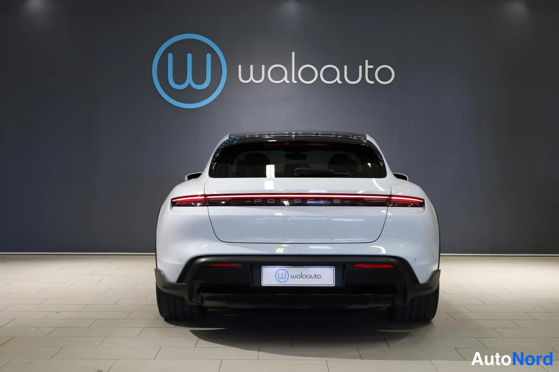 Valkoinen Porsche Taycan 2022, takaa, kuva 8