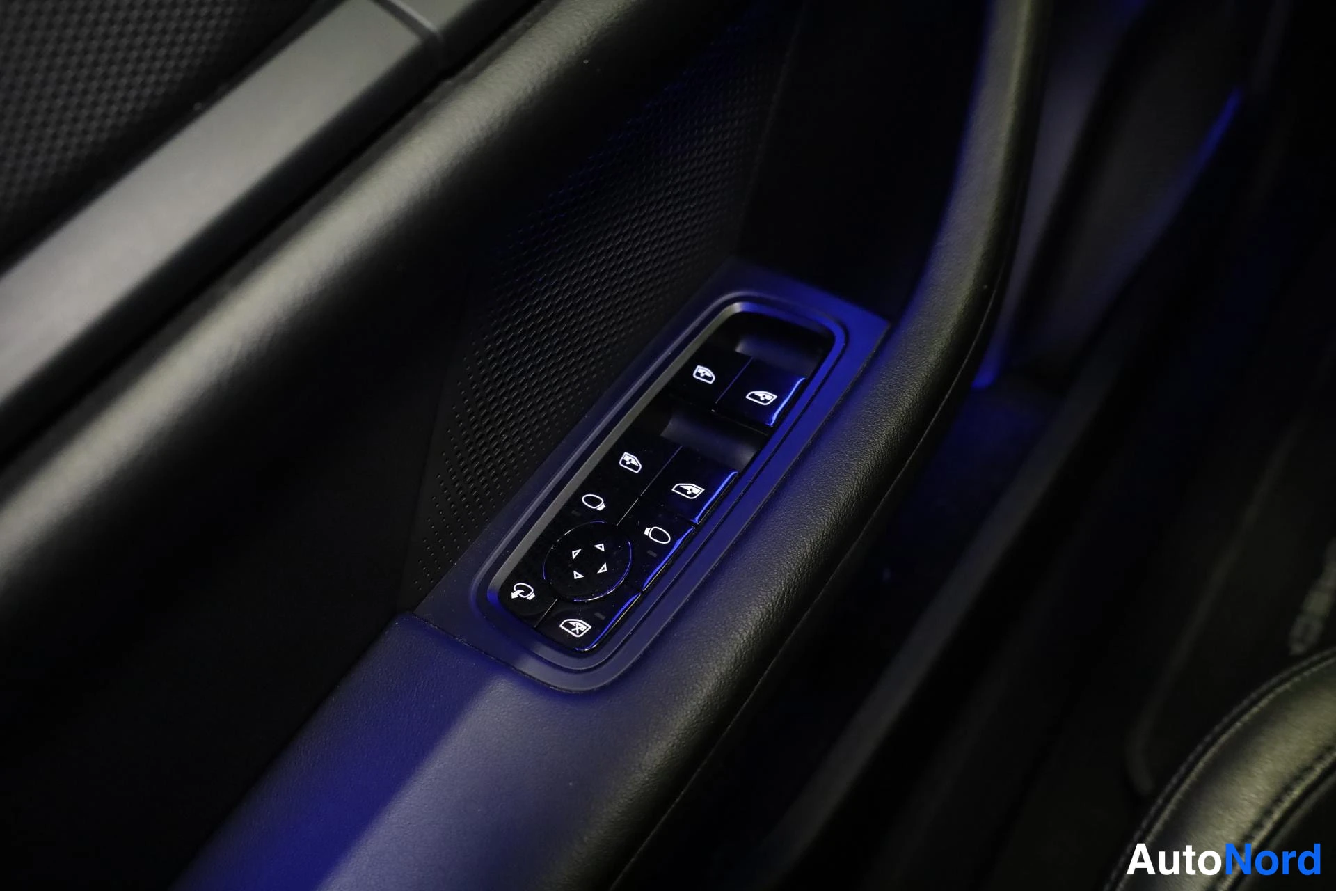Valkoinen Porsche Taycan 2022, yksityiskohta, kuva 25