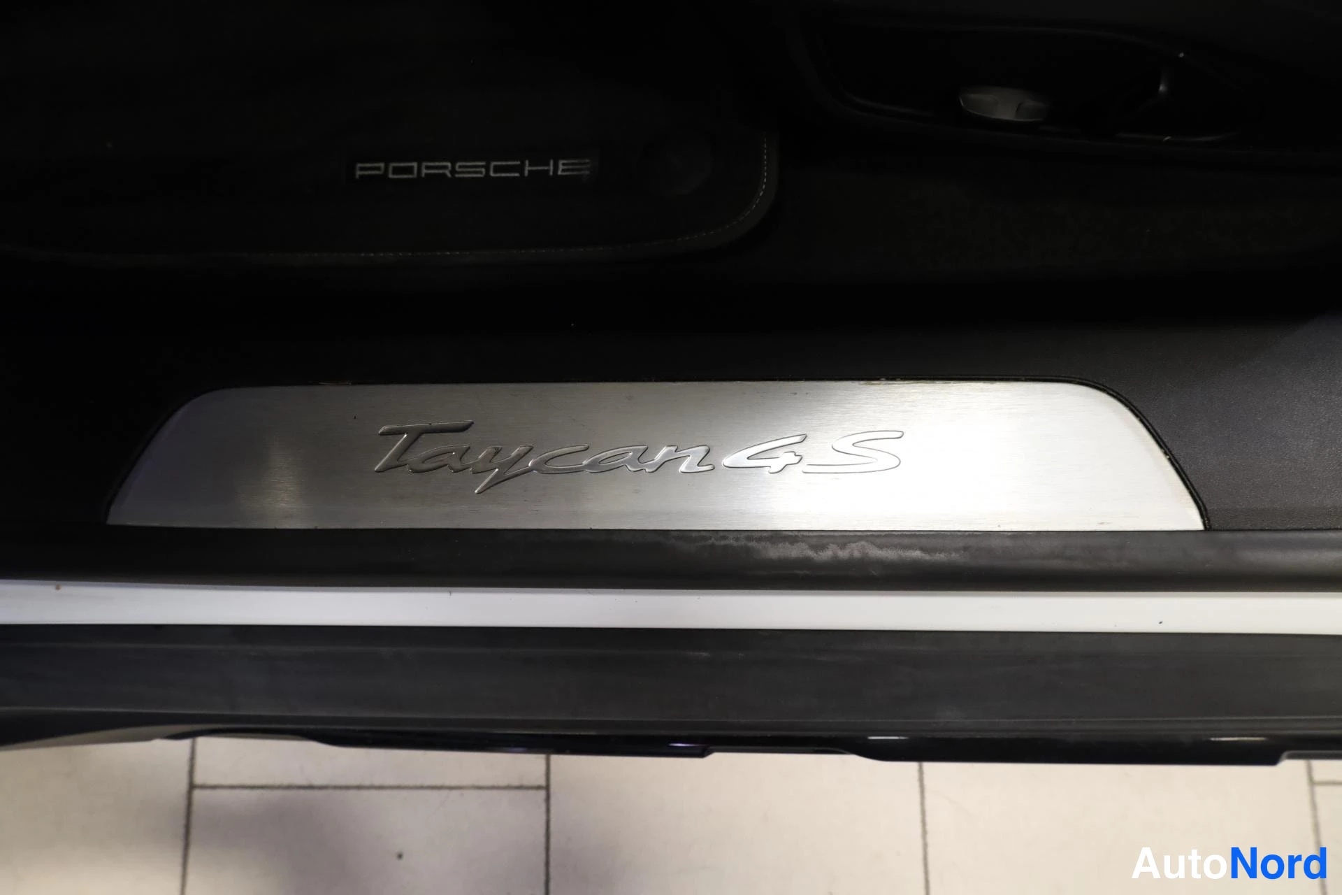 Valkoinen Porsche Taycan 2022, yksityiskohta, kuva 22