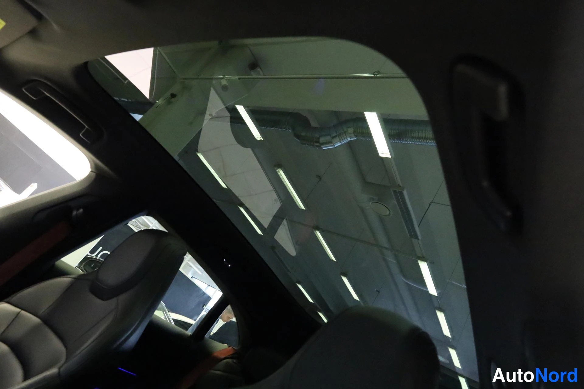 Valkoinen Porsche Taycan 2022, yksityiskohta, kuva 26