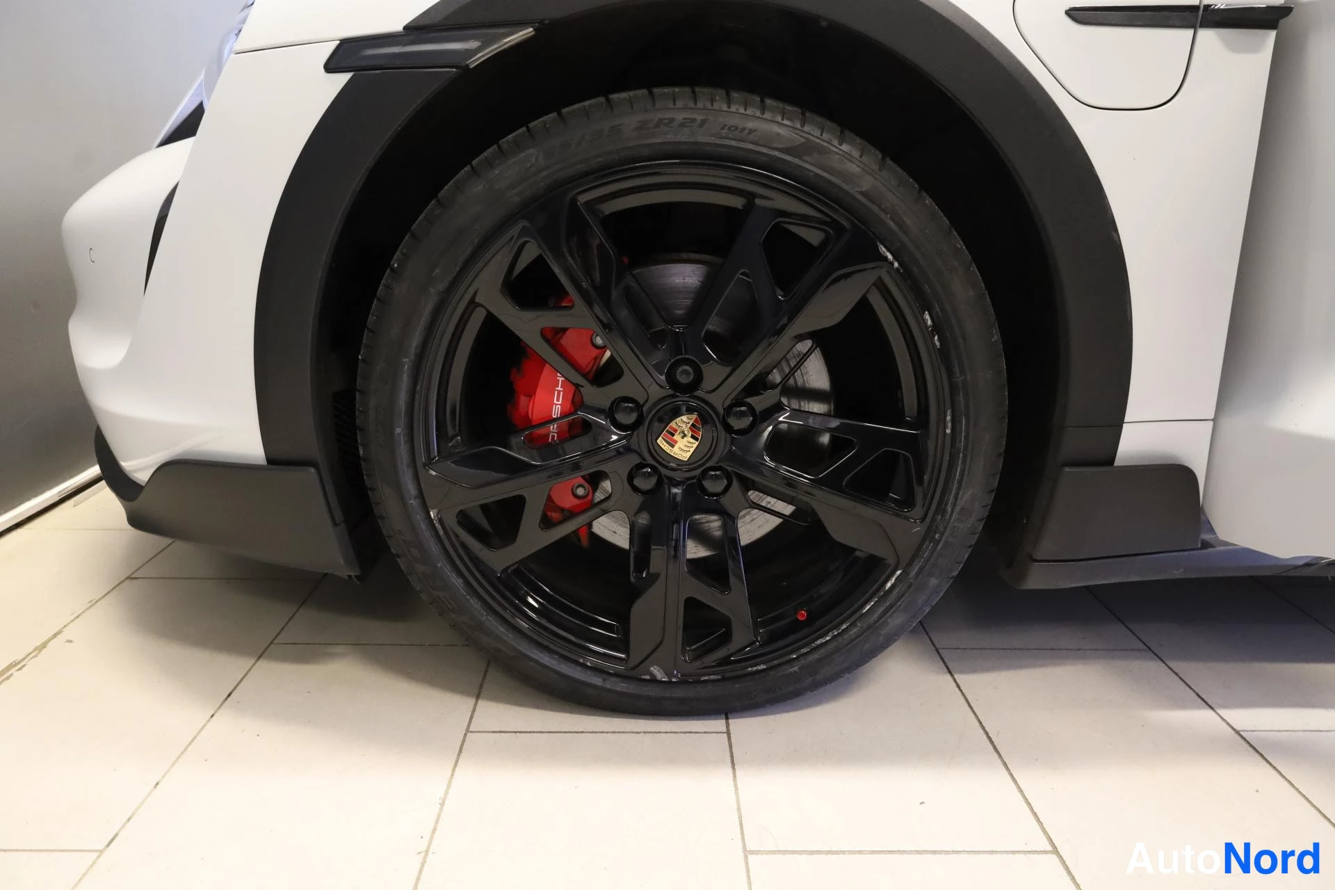 Valkoinen Porsche Taycan 2022, yksityiskohta, kuva 23