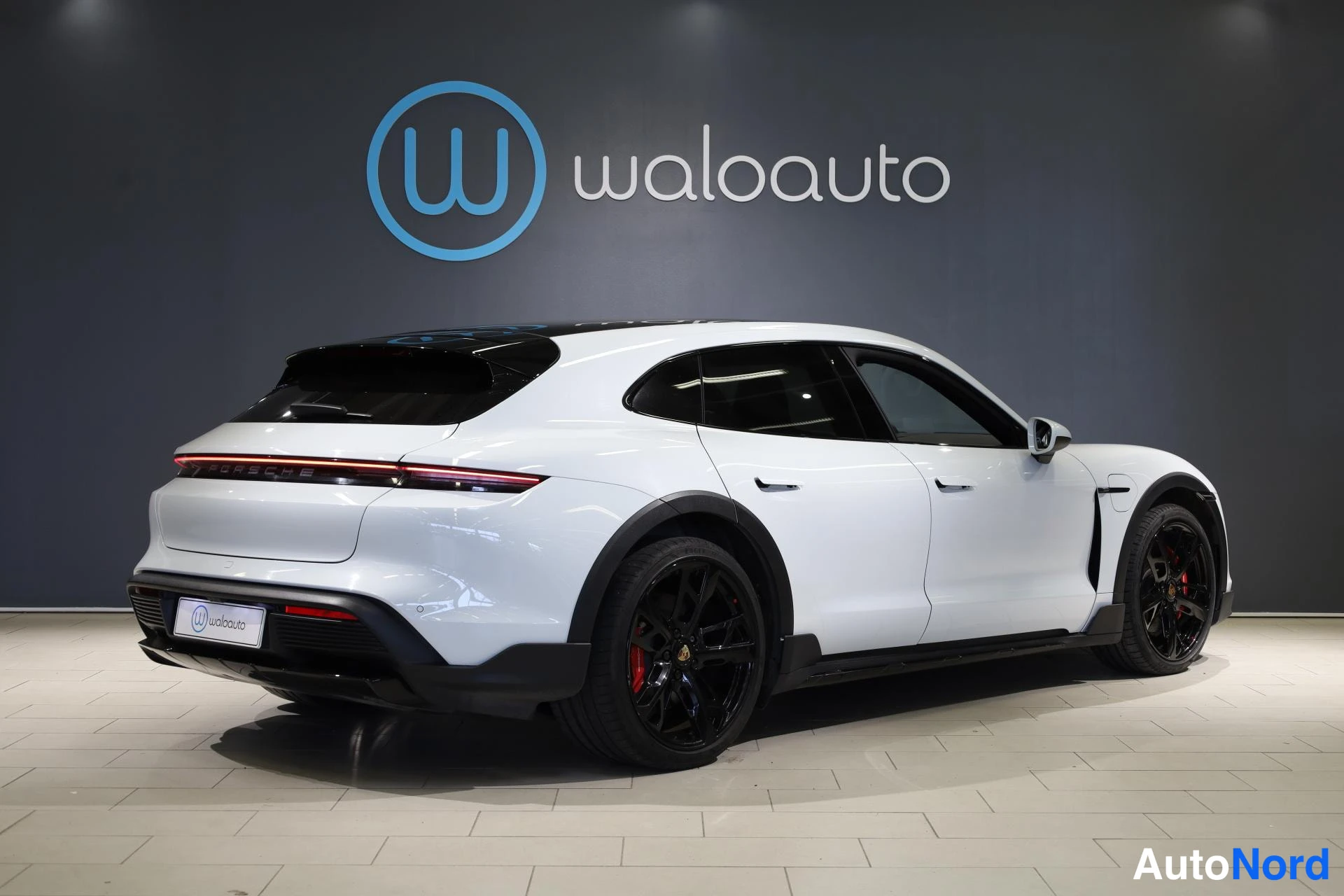 Valkoinen Porsche Taycan 2022, takaviisto, kuva 7