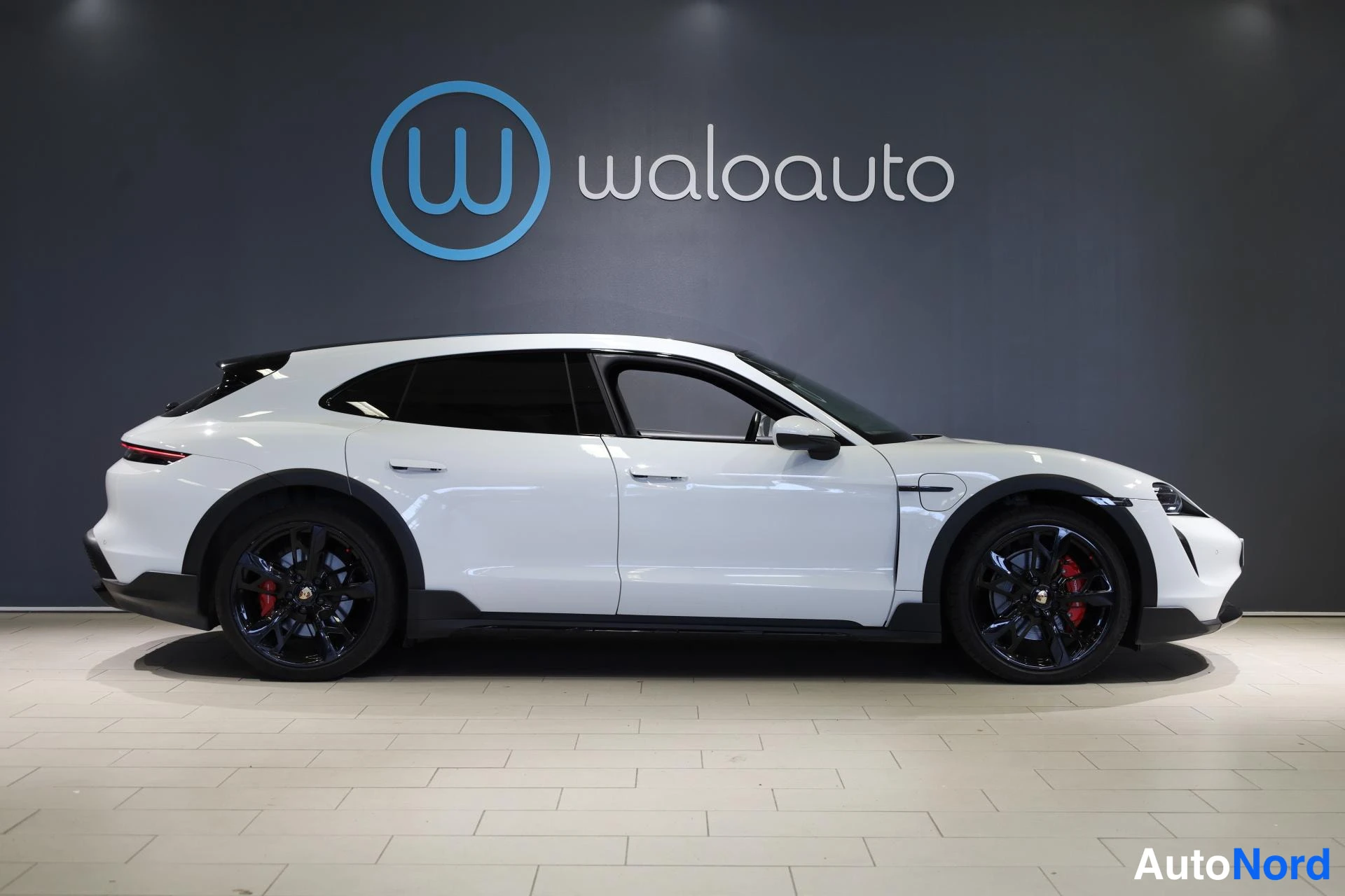 Valkoinen Porsche Taycan 2022, sivulta, kuva 4