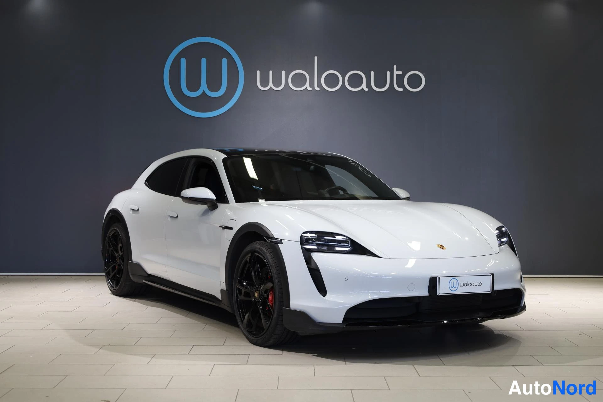 Valkoinen Porsche Taycan 2022, etuviisto, keula oikealle, kuva 2
