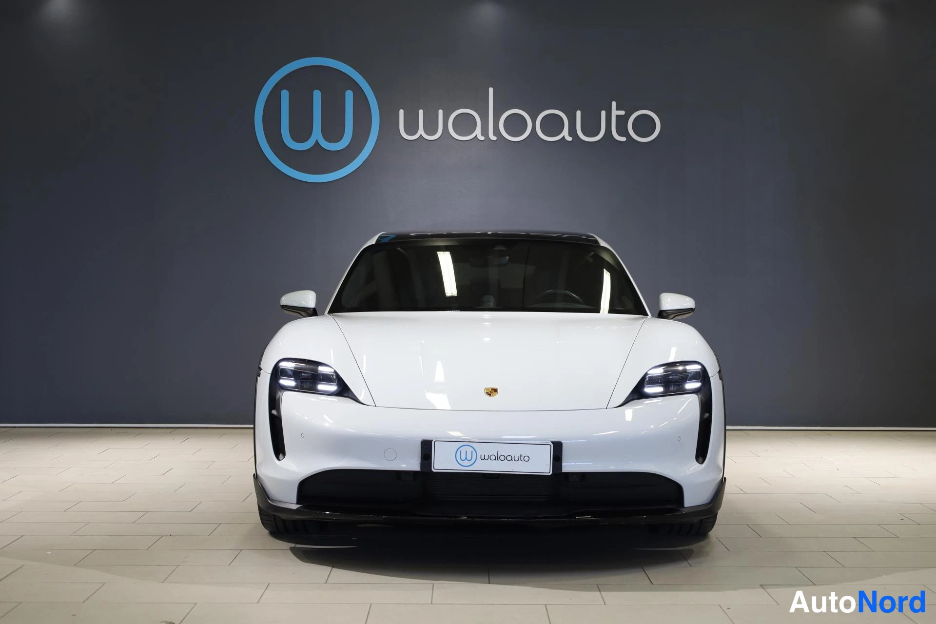 Valkoinen Porsche Taycan 2022, edestä, kuva 3