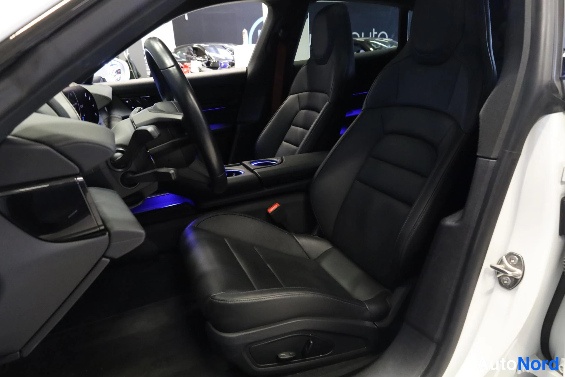 Valkoinen Porsche Taycan 2022, etuistuimet, kuva 11