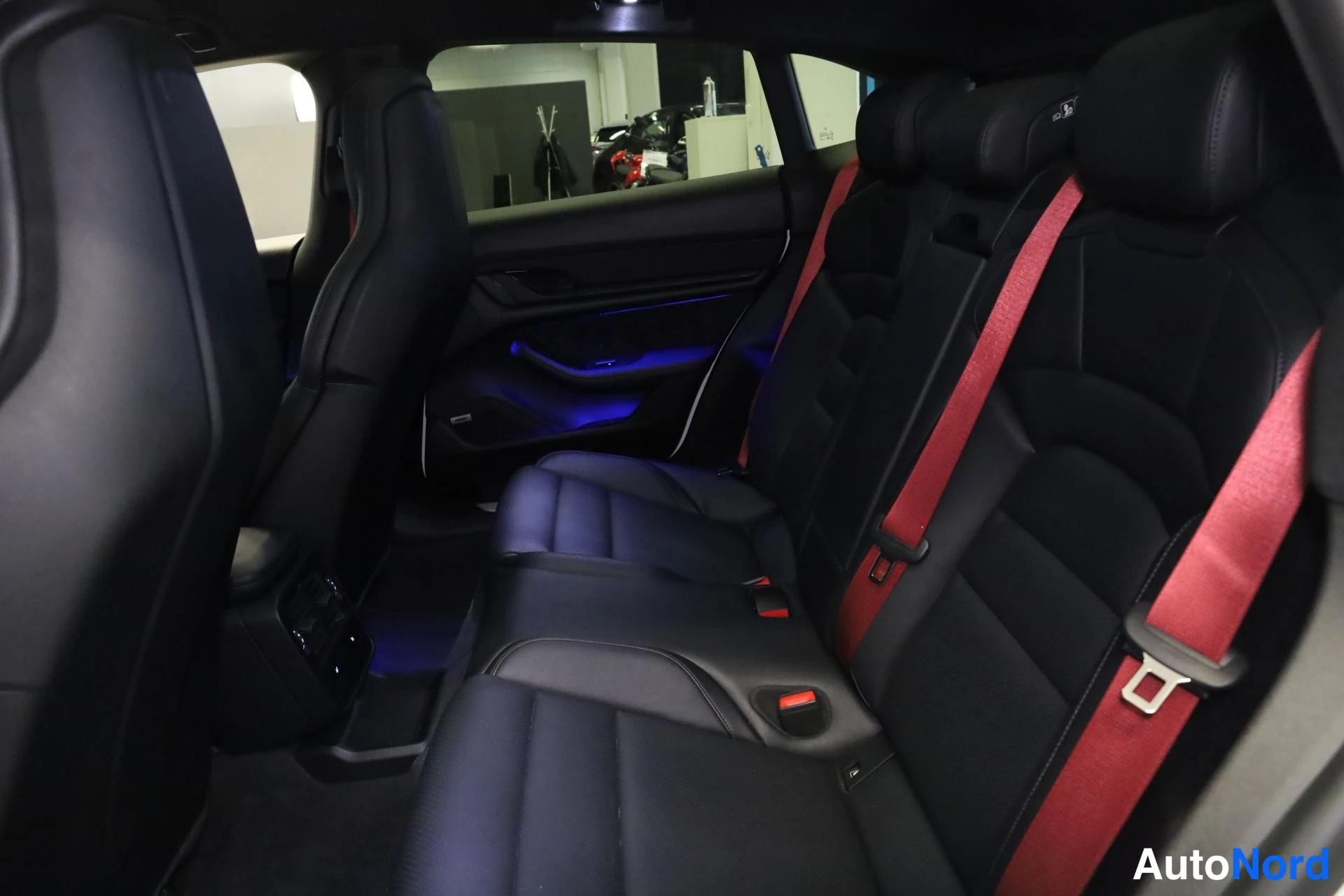 Valkoinen Porsche Taycan 2022, takaistuimet, kuva 13