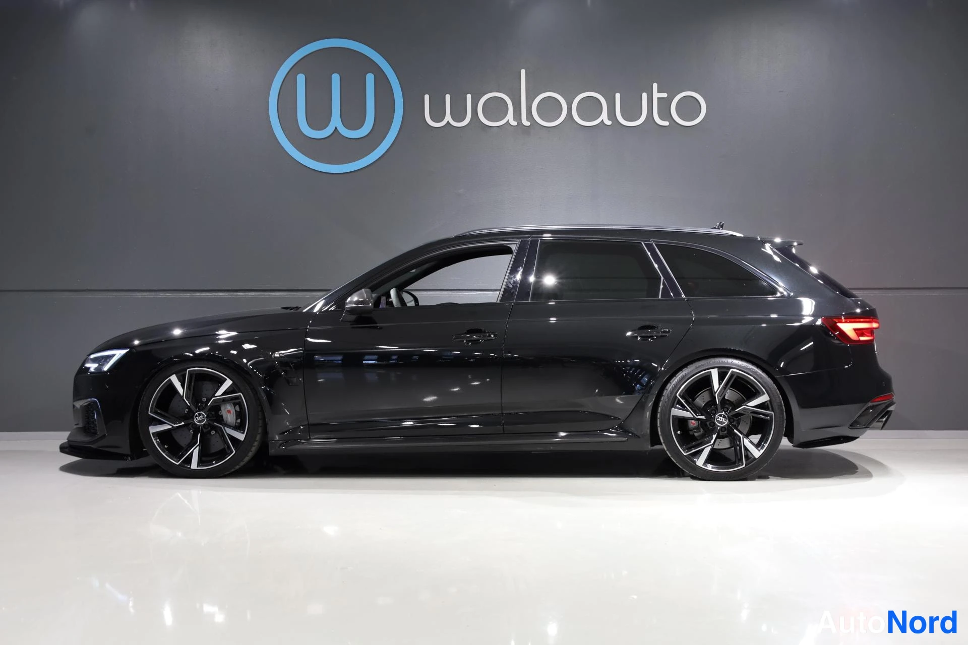 Musta Audi RS4 2018, etuviisto, keula vasemmalle, kuva 2