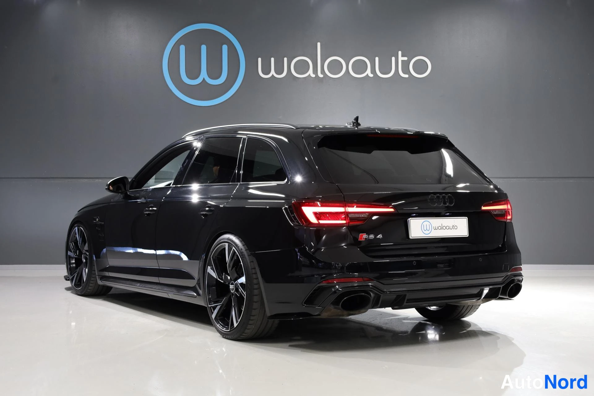 Musta Audi RS4 2018, takaviisto, kuva 7