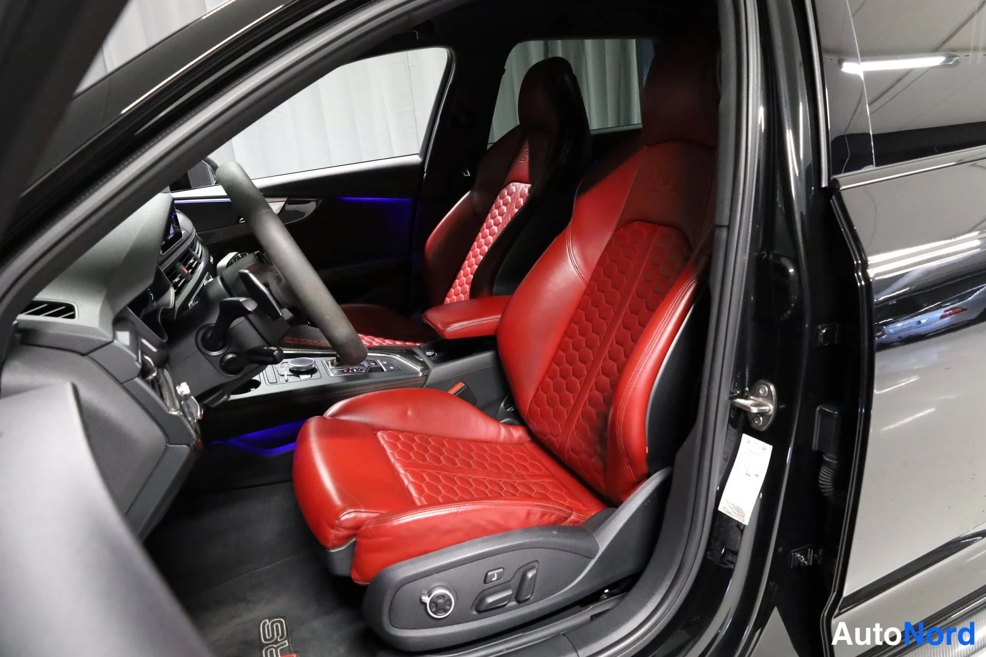 Musta Audi RS4 2018, etuistuimet, kuva 15