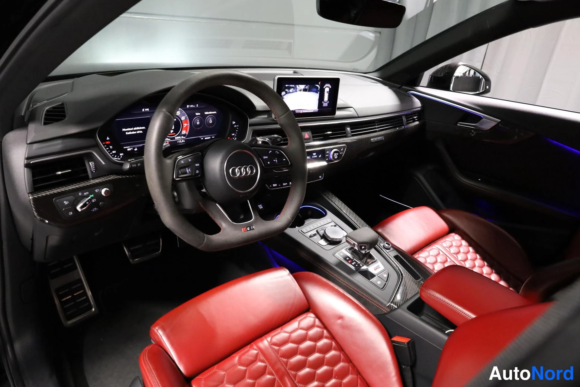 Musta Audi RS4 2018, ohjaamo, kuva 11