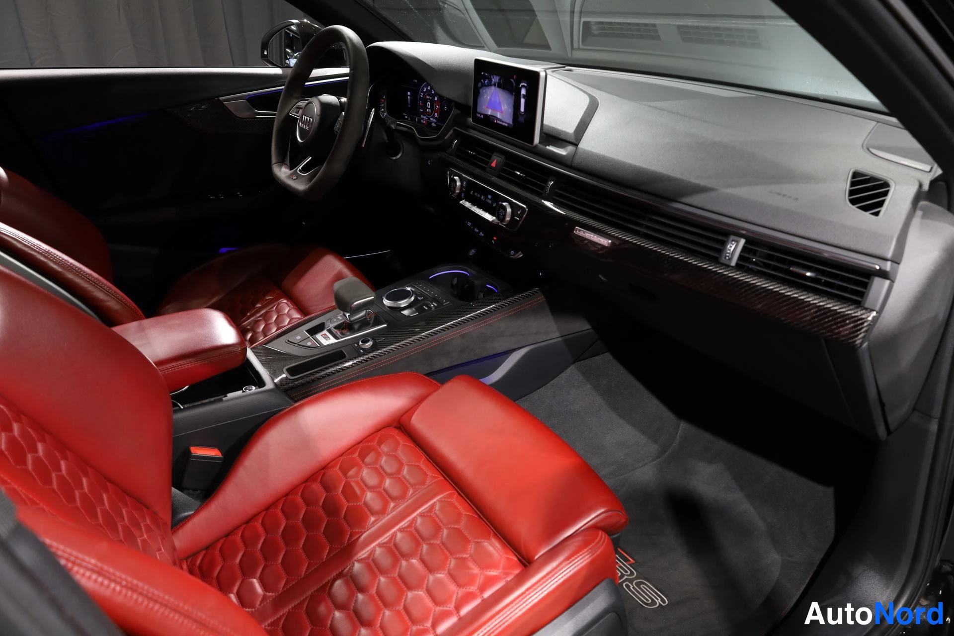 Musta Audi RS4 2018, ohjaamo, kuva 14