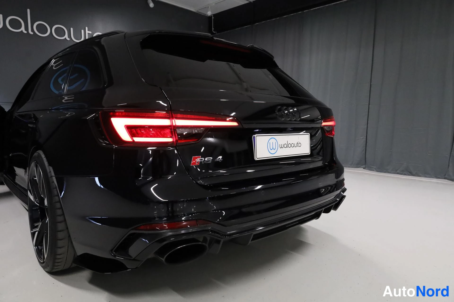 Musta Audi RS4 2018, takaviisto, kuva 8