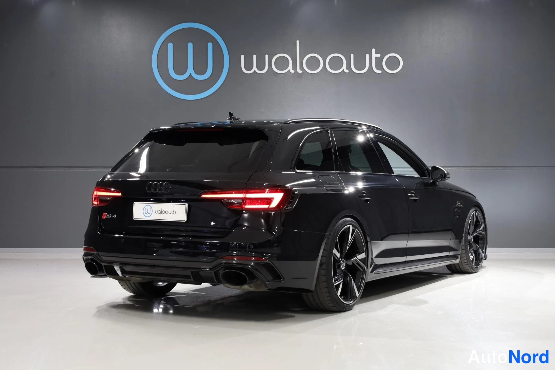 Musta Audi RS4 2018, takaviisto, kuva 9