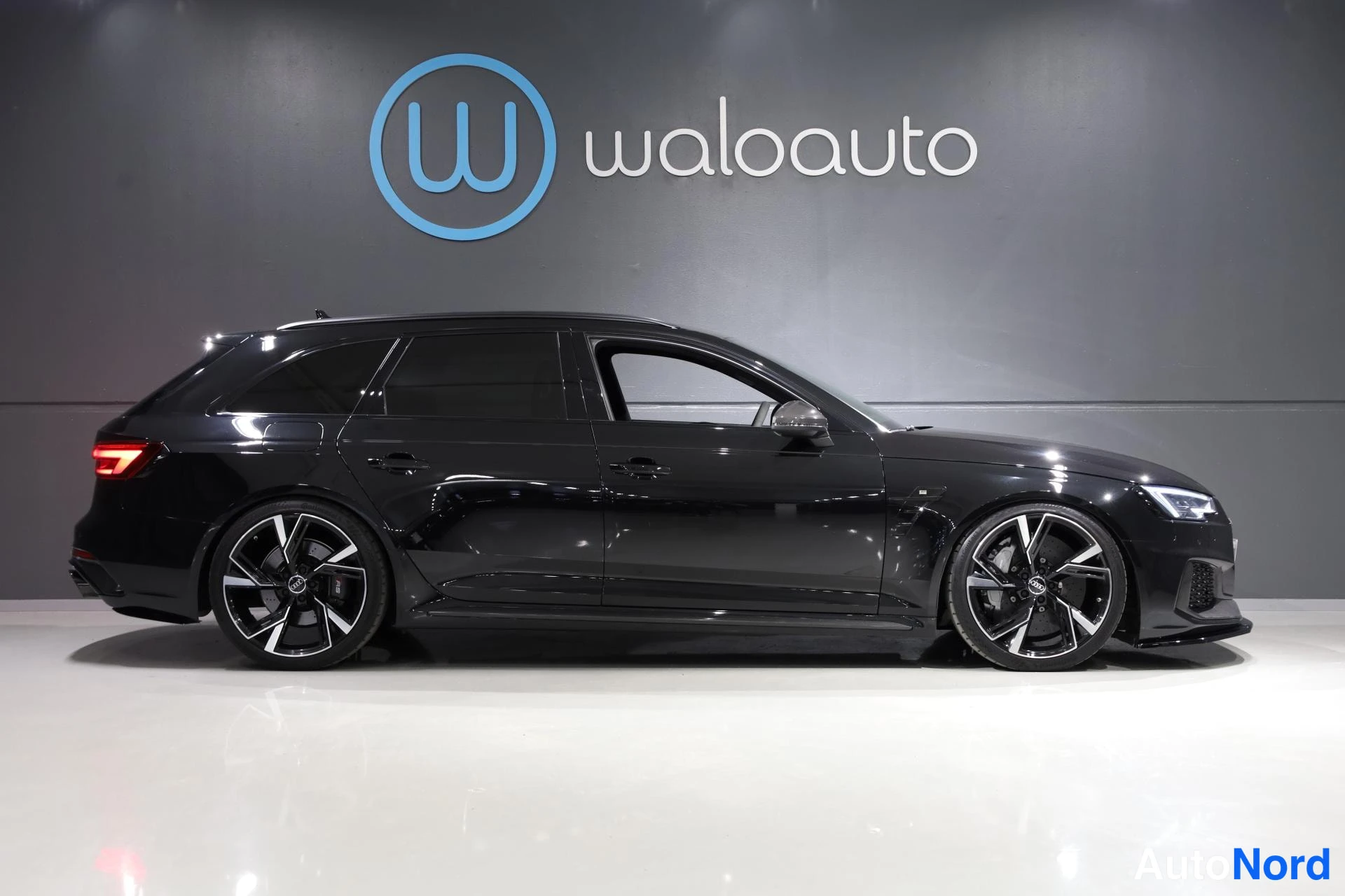 Musta Audi RS4 2018, etuviisto, keula oikealle, kuva 3