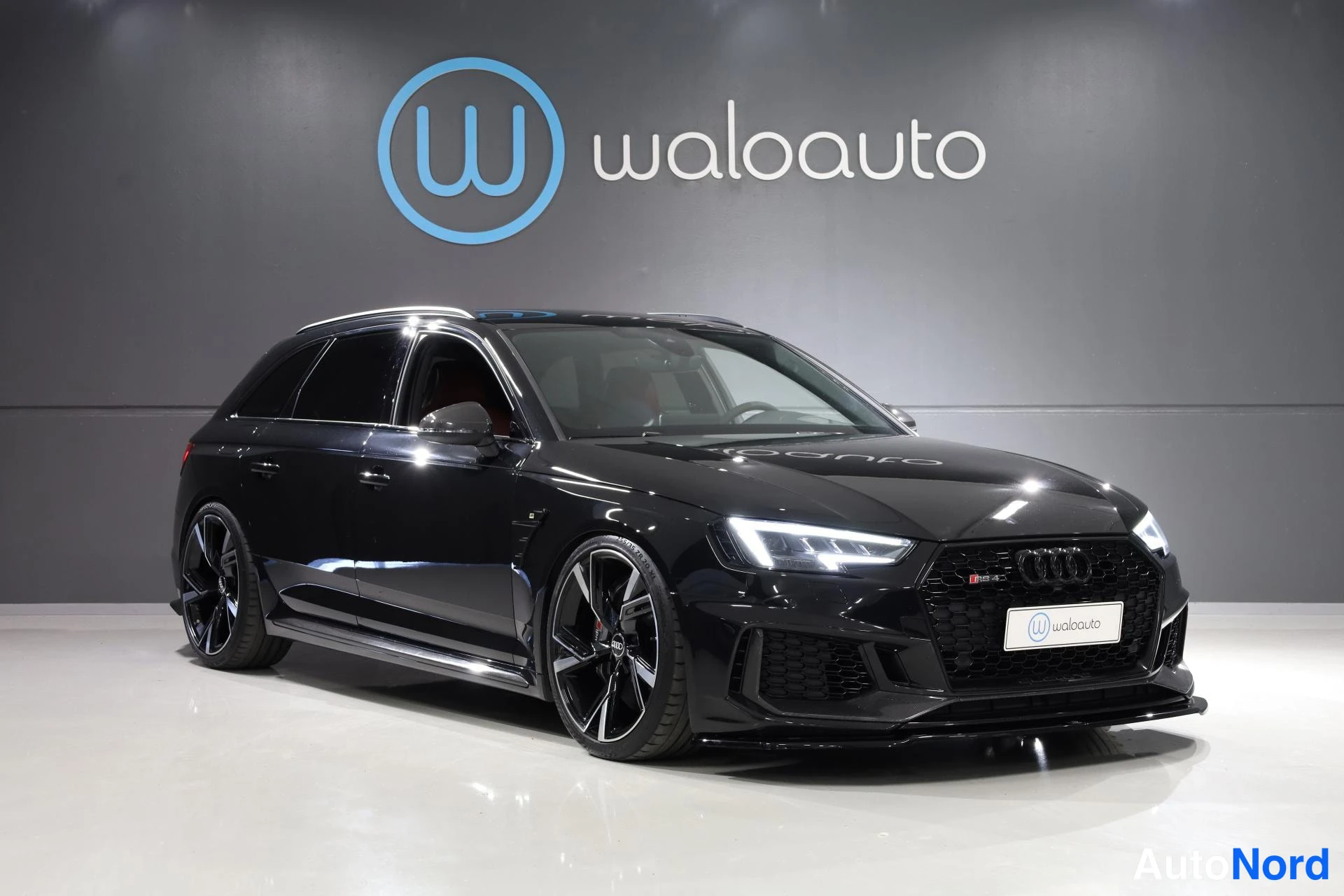 Musta Audi RS4 2018, etuviisto, keula oikealle, kuva 4