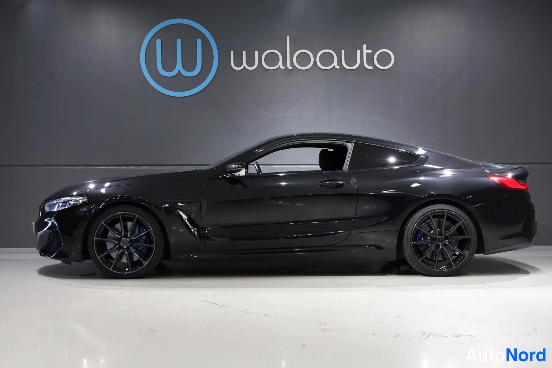 Musta BMW 840d xDrive 2019, etuviisto, keula vasemmalle, kuva 3
