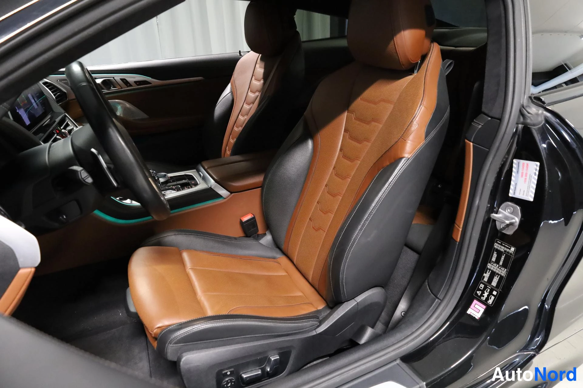 Musta BMW 840d xDrive 2019, etuistuimet, kuva 16
