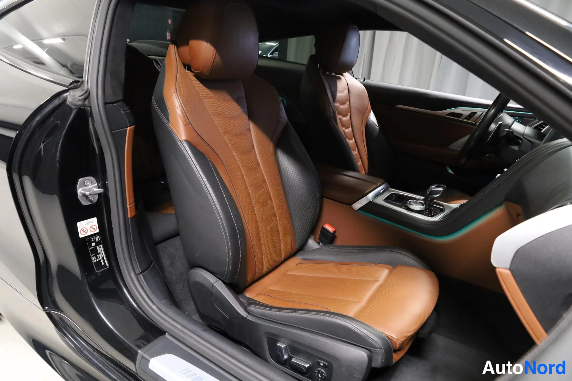 Musta BMW 840d xDrive 2019, etuistuimet, kuva 17