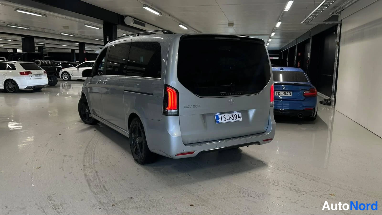 Harmaa Mercedes-Benz EQV 2024, takaviisto, kuva 4