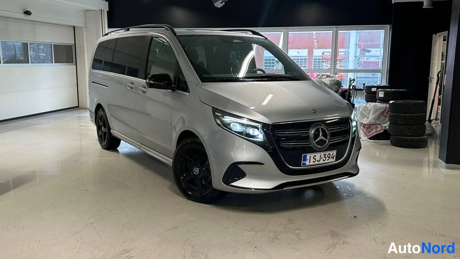 Harmaa Mercedes-Benz EQV 2024, etuviisto, keula oikealle, kuva 2