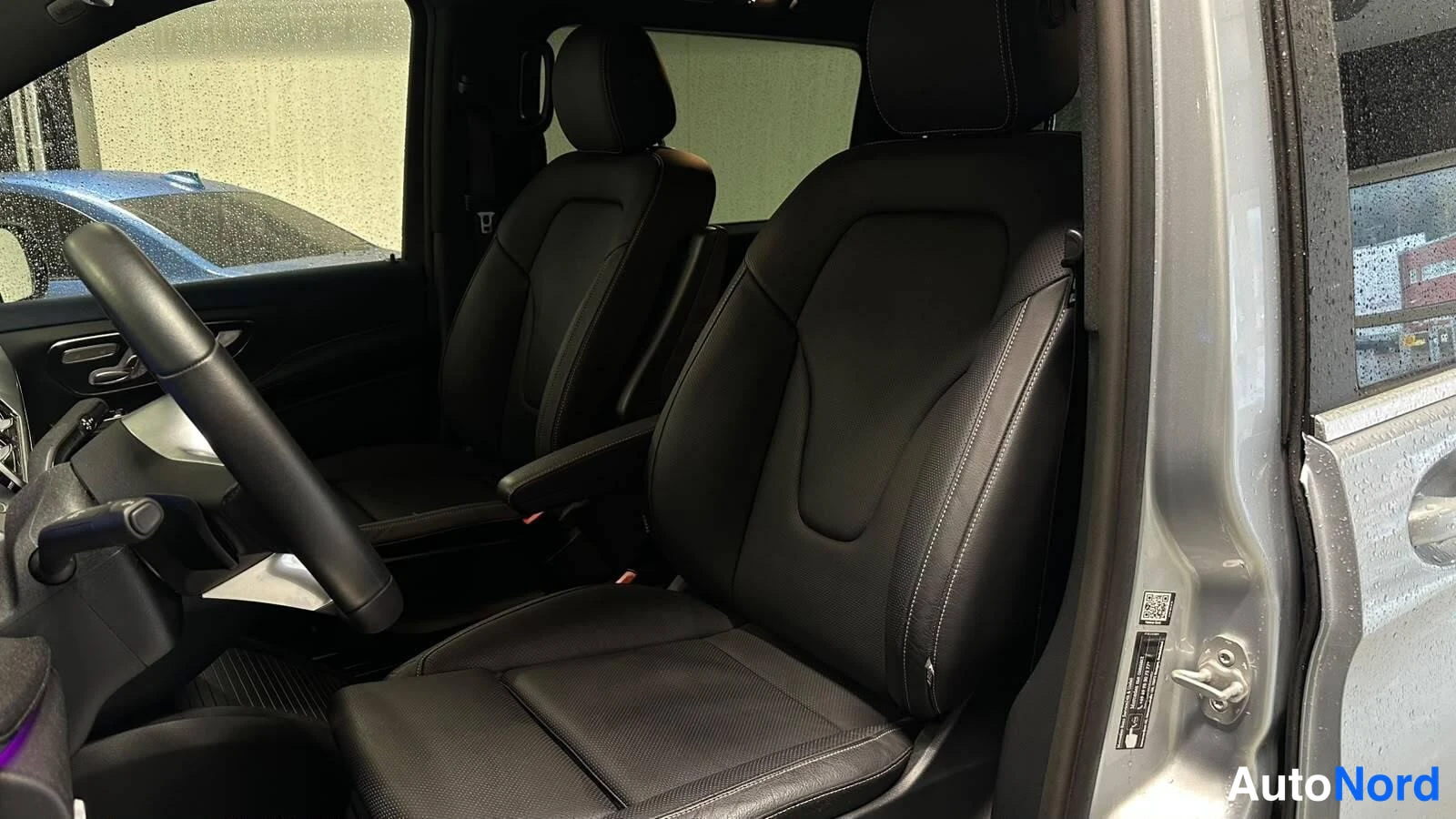 Harmaa Mercedes-Benz EQV 2024, etuistuimet, kuva 7