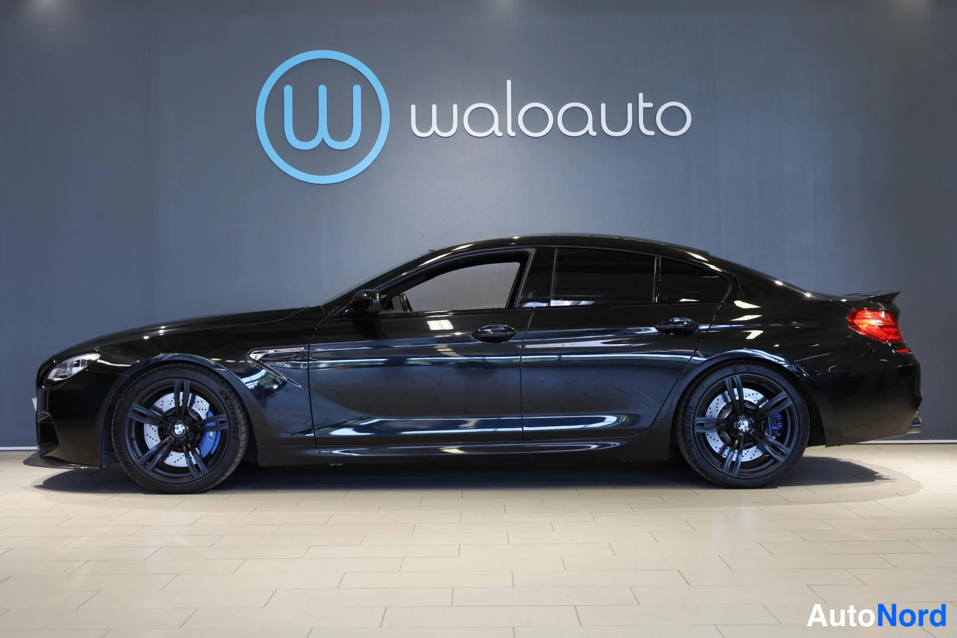 Musta BMW M6 2018, sivulta, kuva 5