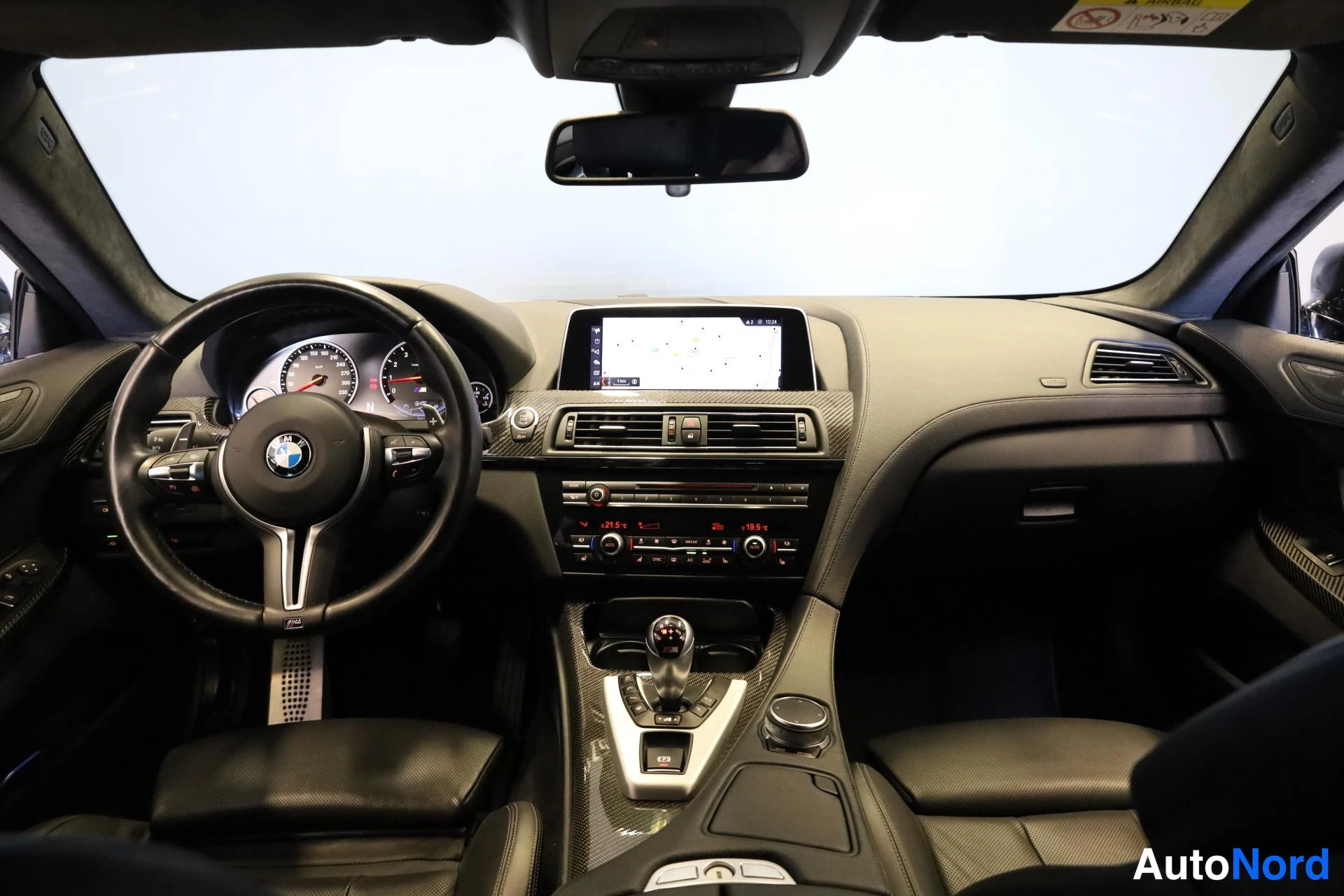 Musta BMW M6 2018, ohjaamo, kuva 9