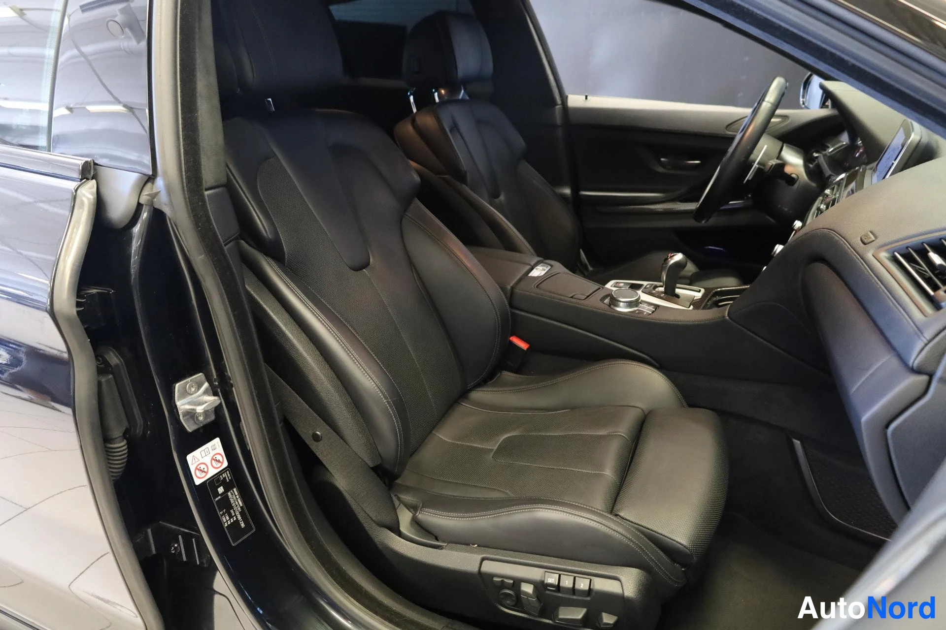 Musta BMW M6 2018, etuistuimet, kuva 13